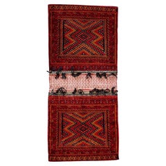 Antiker roter afghanisch-balutschistanischer Woll-Stammesteppich mit Satteltasche
