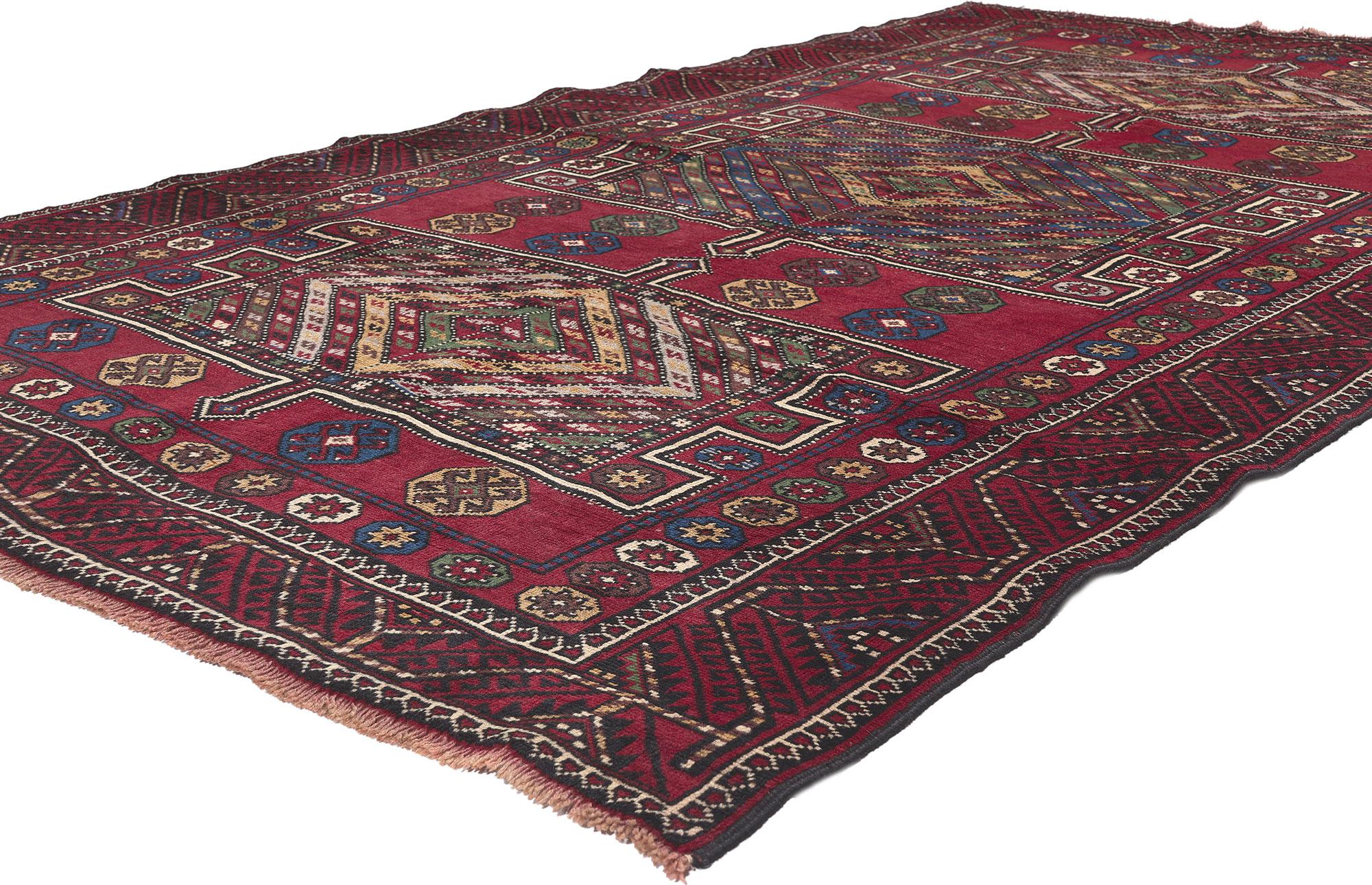 61233 Alfombra Antigua Nómada Afgana Baluch, 05'03 x 09'04. Esta encantadora alfombra antigua afgana baluch de lana anudada a mano es un cautivador ejemplo de la artesanía tradicional baluch, famosa por sus vibrantes diseños y su rico patrimonio