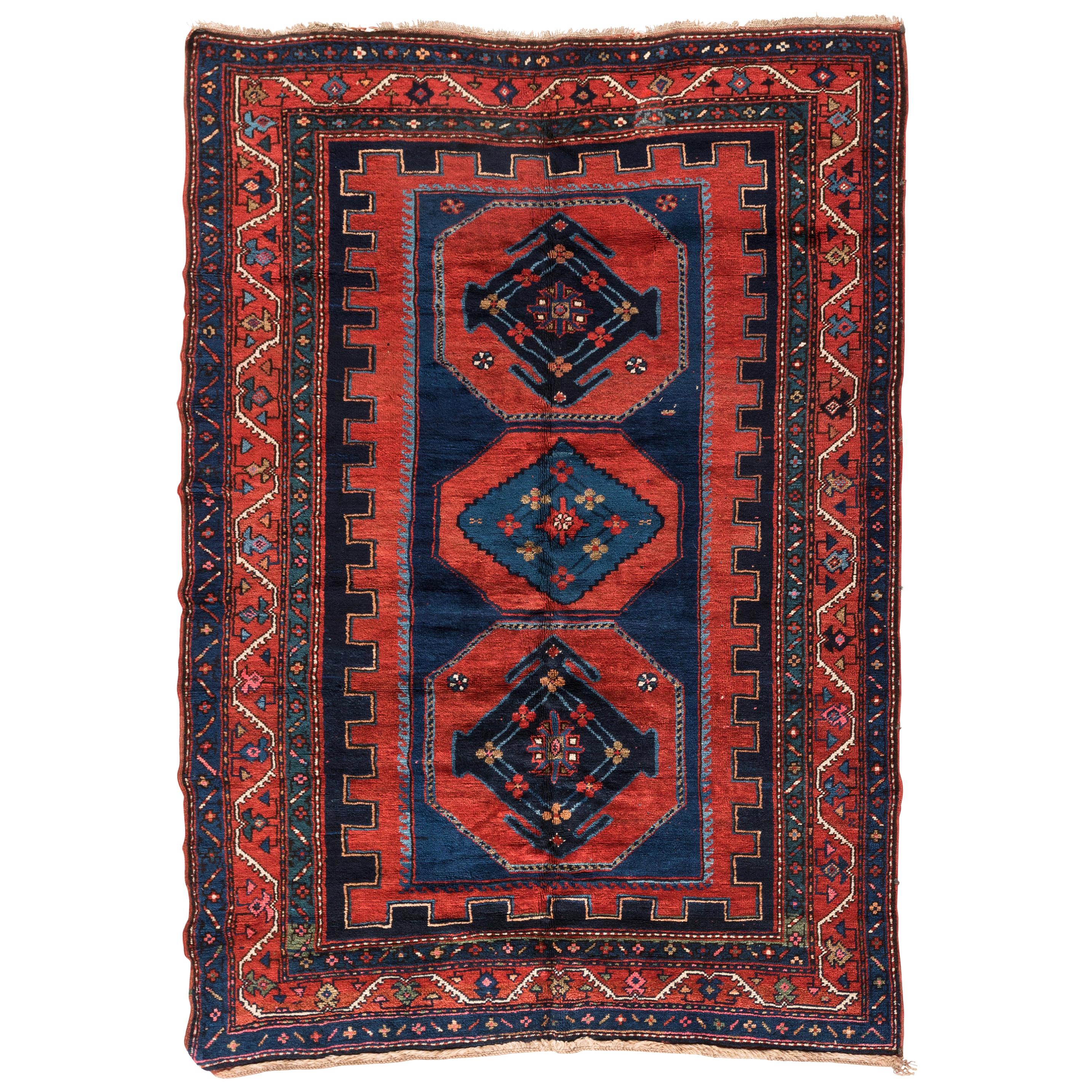 Antiker roter und blauer kaukasischer Stammeskunst-Teppich, ca. 1930er Jahre