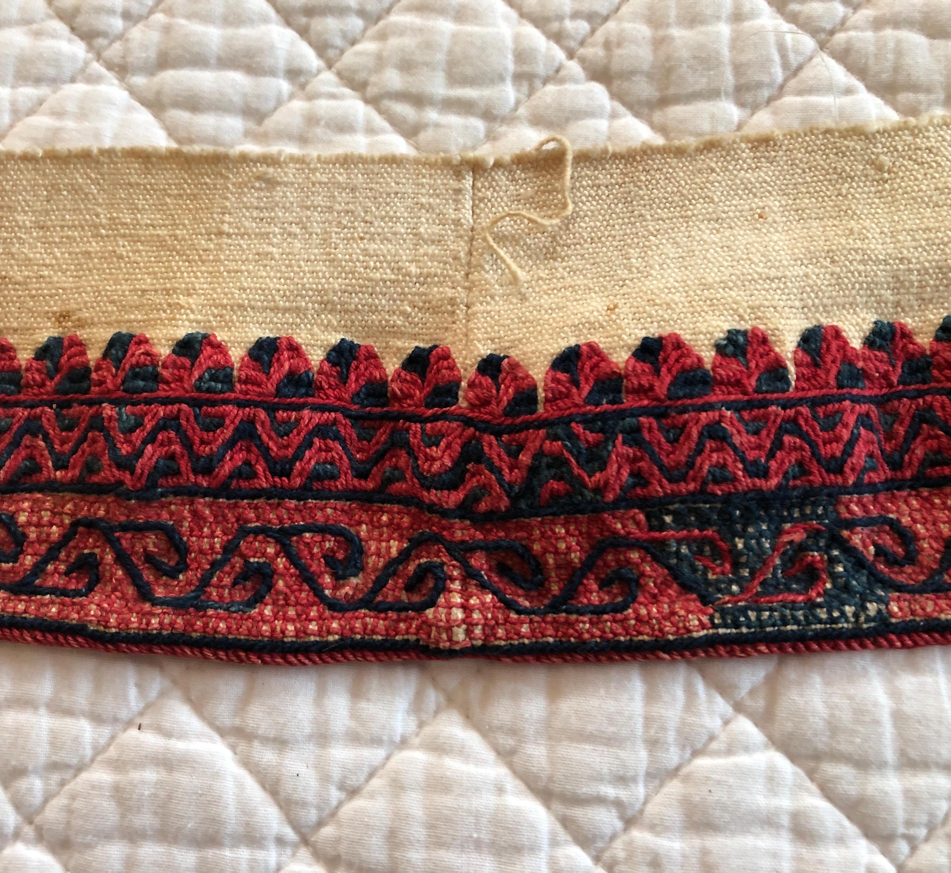 Antique red and blue woven decorative linen trim.
Ideal for pillows or upholstery.
Size: 3.75