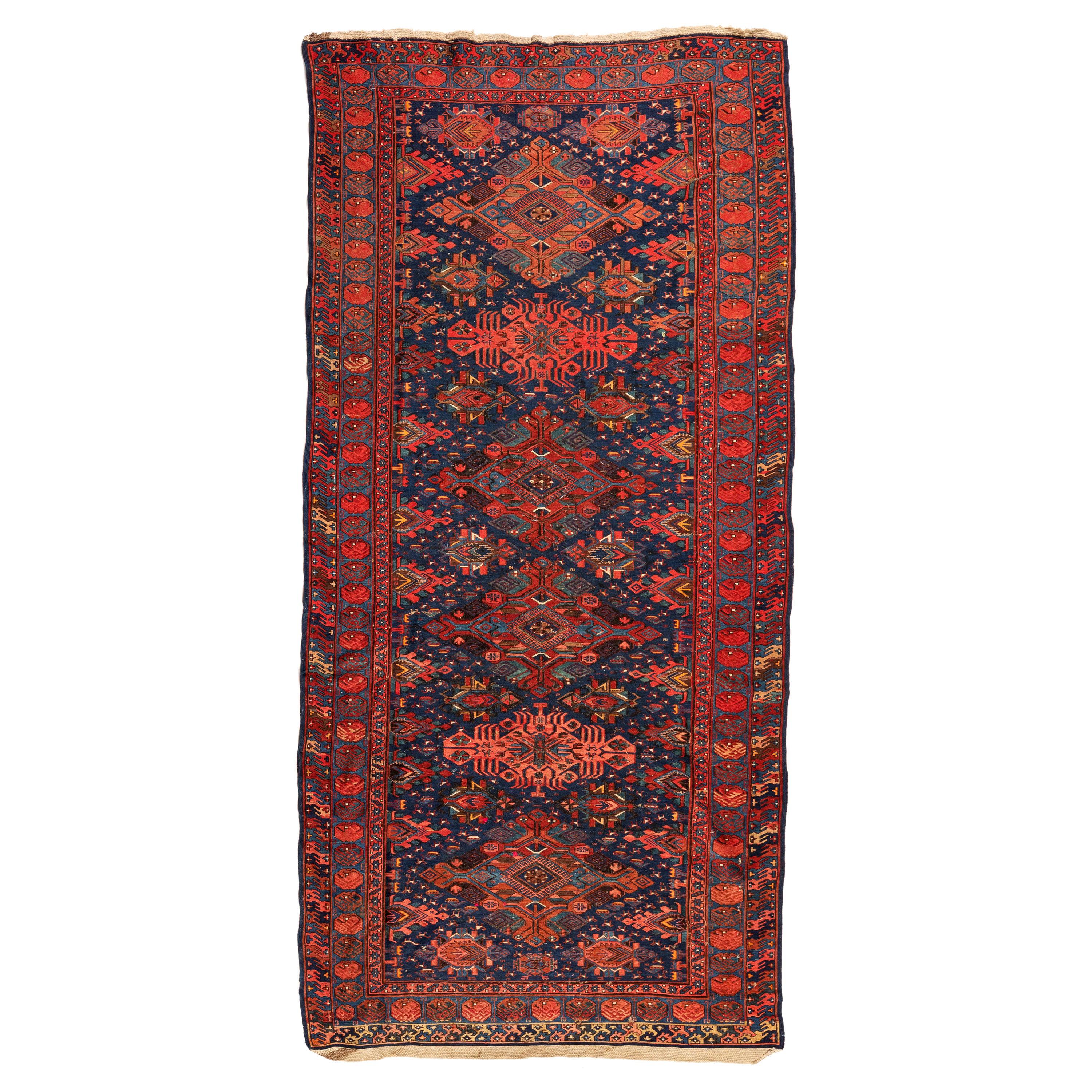 Antiker roter und marineblauer geometrischer kaukasischer Soumak-Teppich mit Stammesmotiven