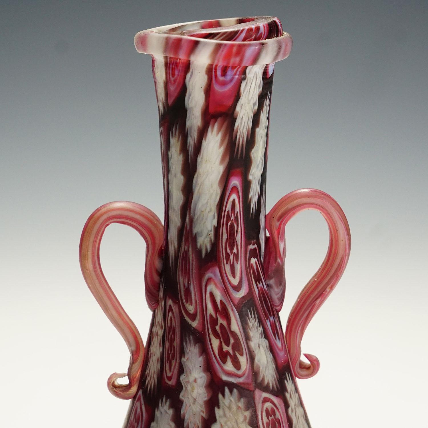 Antike rote und weiße Fratelli Toso Millefiori-Vase, Murano, um 1910 (Italienisch) im Angebot