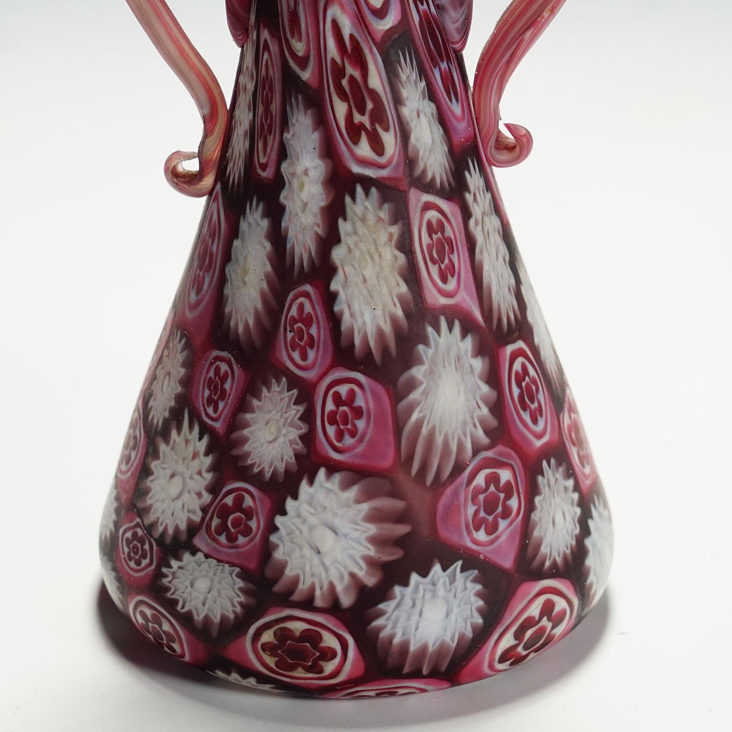 Antike rote und weiße Fratelli Toso Millefiori-Vase, Murano, um 1910 (20. Jahrhundert) im Angebot