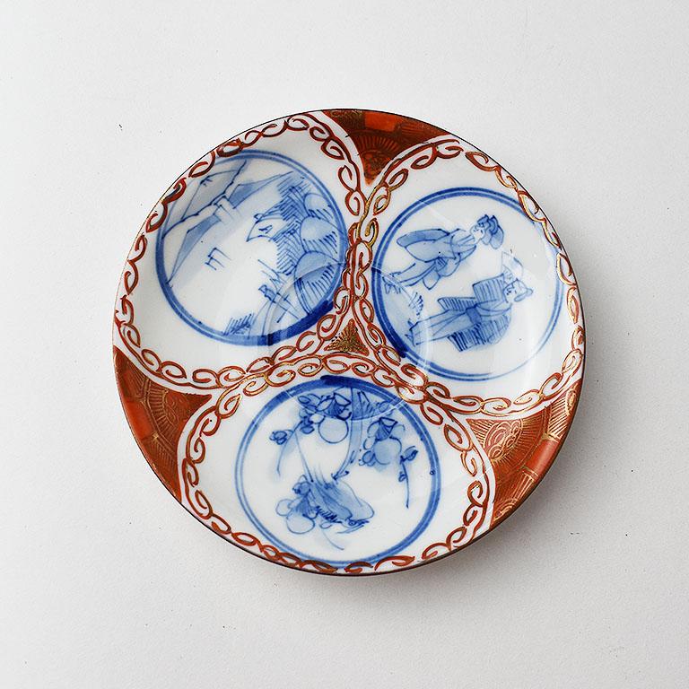 Chinoiseries Ancienne soucoupe à motif Geisha rouge, bleu et or, province de Sicile, signée en vente