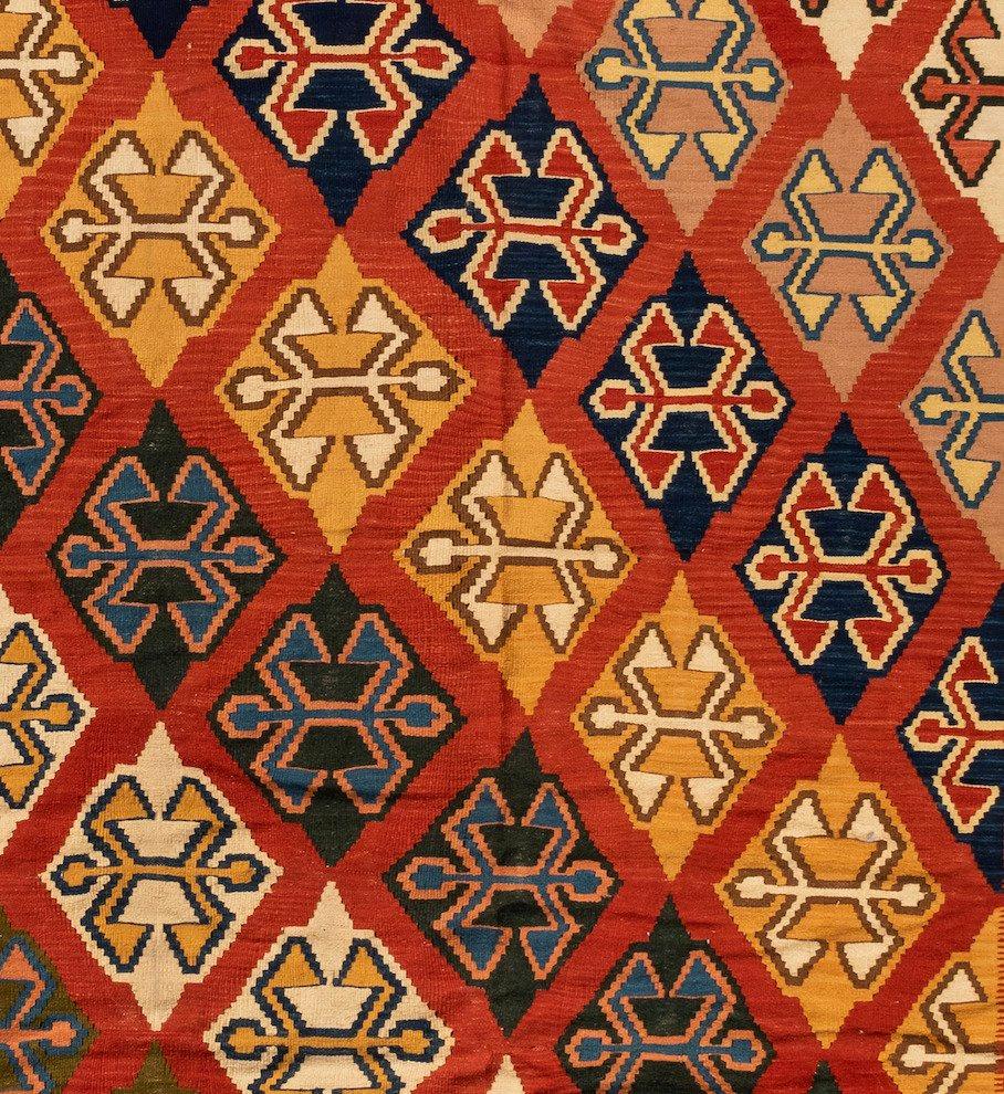 Kilim, ein Wort türkischen Ursprungs, bezeichnet ein florloses, vielseitig verwendbares Textil, das mit einer von mehreren Flachwebtechniken hergestellt wird, die ein gemeinsames oder eng verwandtes Erbe haben und in dem geografischen Gebiet