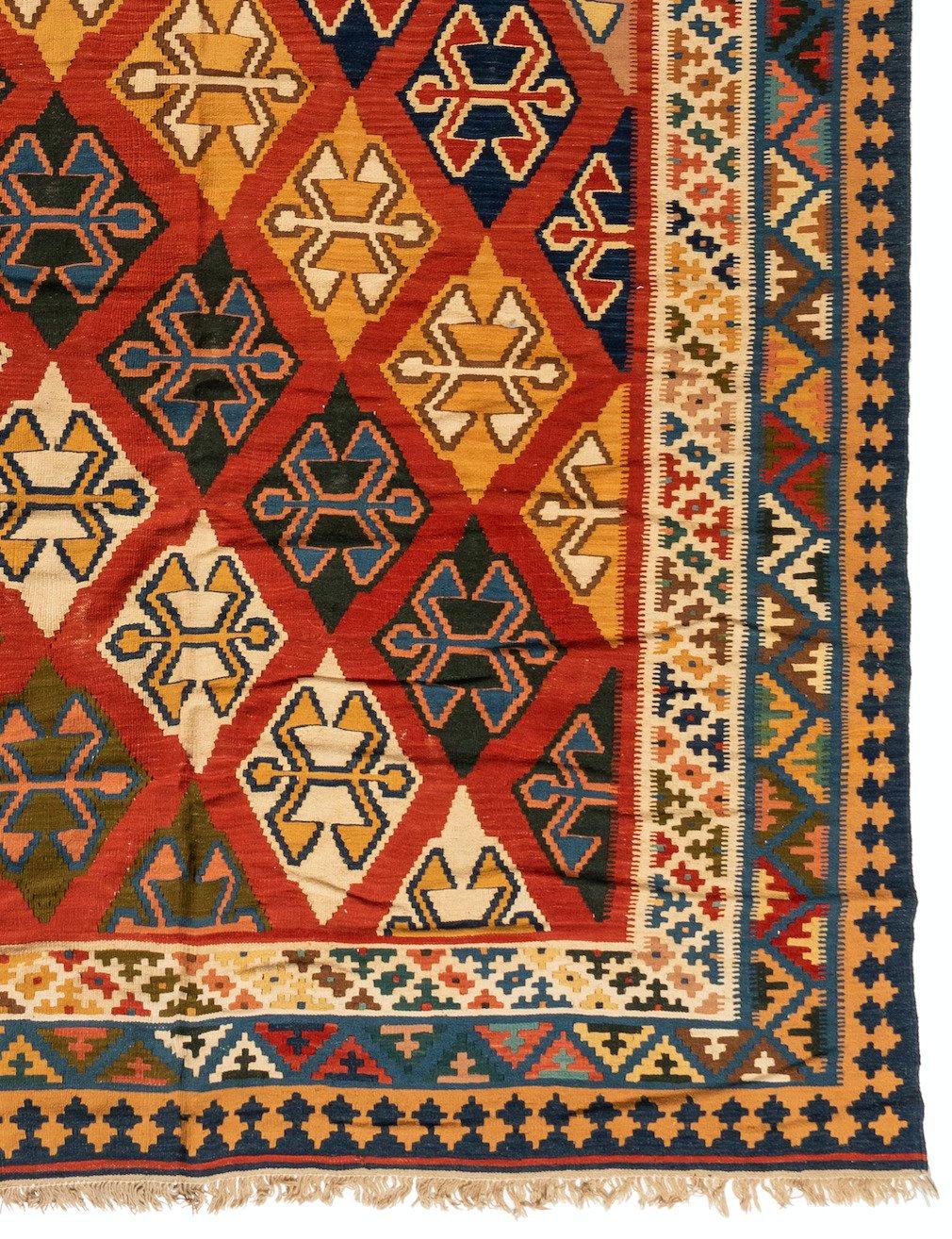 Antiker roter kaukasischer geometrischer Kilim-Teppich:: ca. 1940er Jahre 6::10 x 10::5 ft. (Kaukasisch) im Angebot