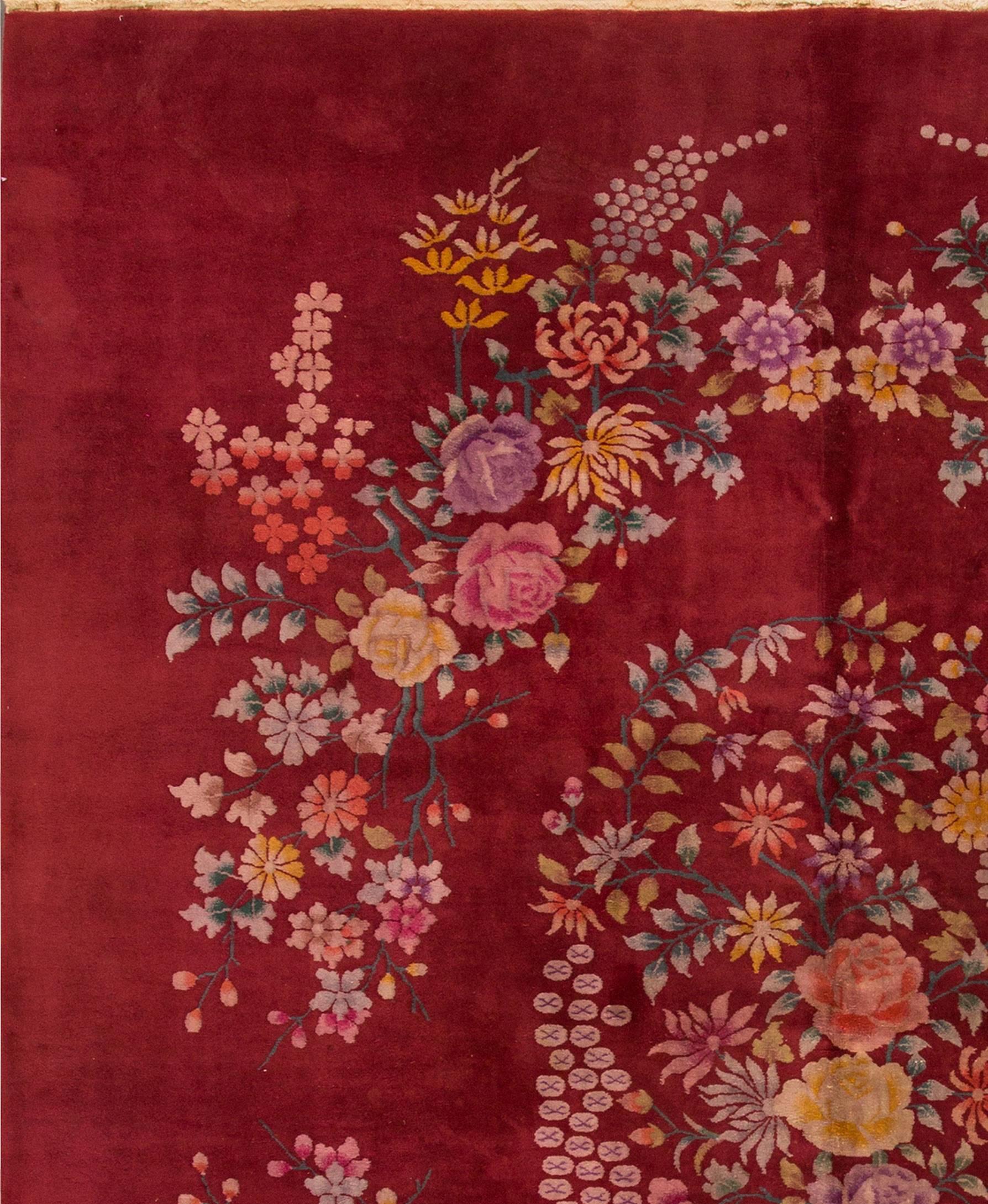 Magnifique tapis chinois Art Déco vintage en laine nouée à la main avec un champ rouge et des accents multicolores et un motif floral chinois sur toute la surface.

Ce tapis mesure 8' 11