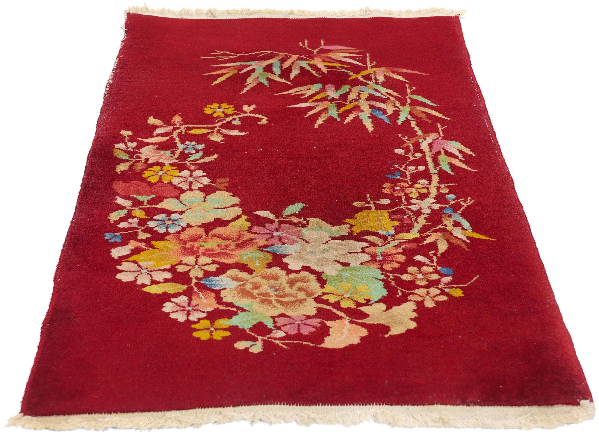Art déco Tapis Art Déco chinois rouge ancien, style Maximaliste rencontre une décadence inhabituelle en vente