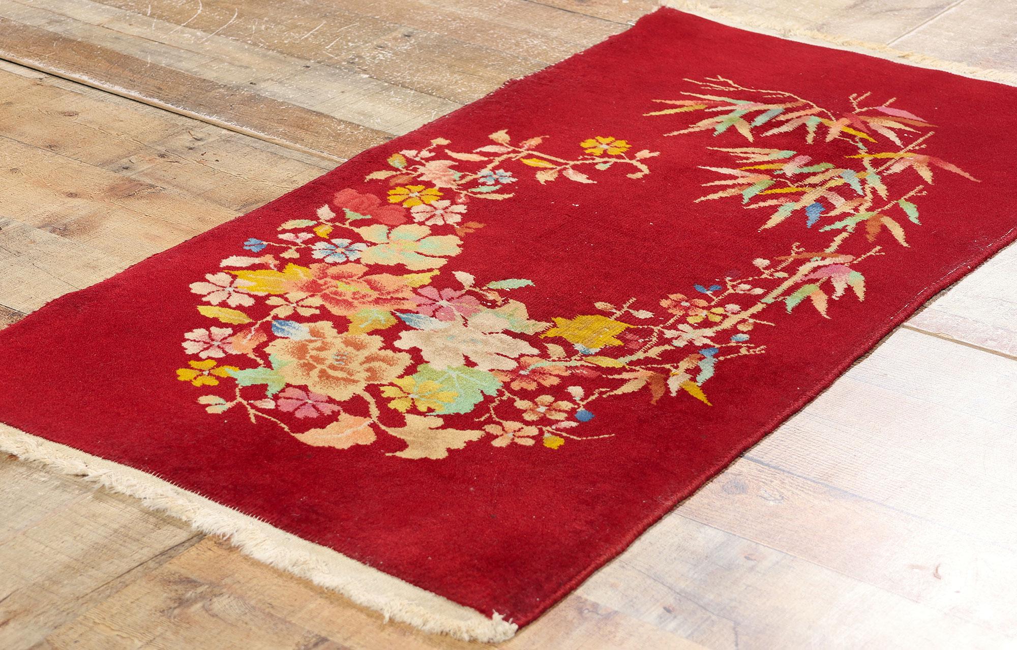 20ième siècle Tapis Art Déco chinois rouge ancien, style Maximaliste rencontre une décadence inhabituelle en vente
