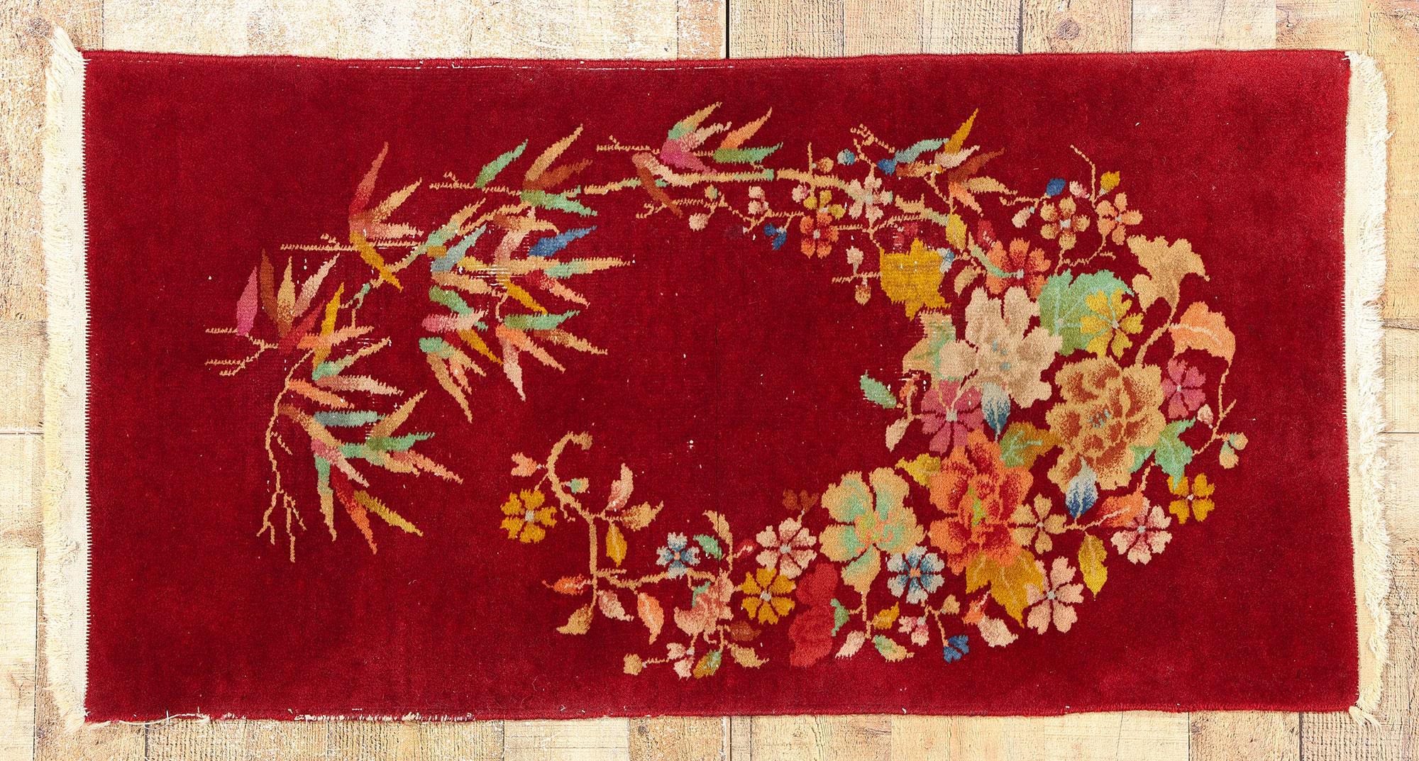 Tapis Art Déco chinois rouge ancien, style Maximaliste rencontre une décadence inhabituelle en vente 1