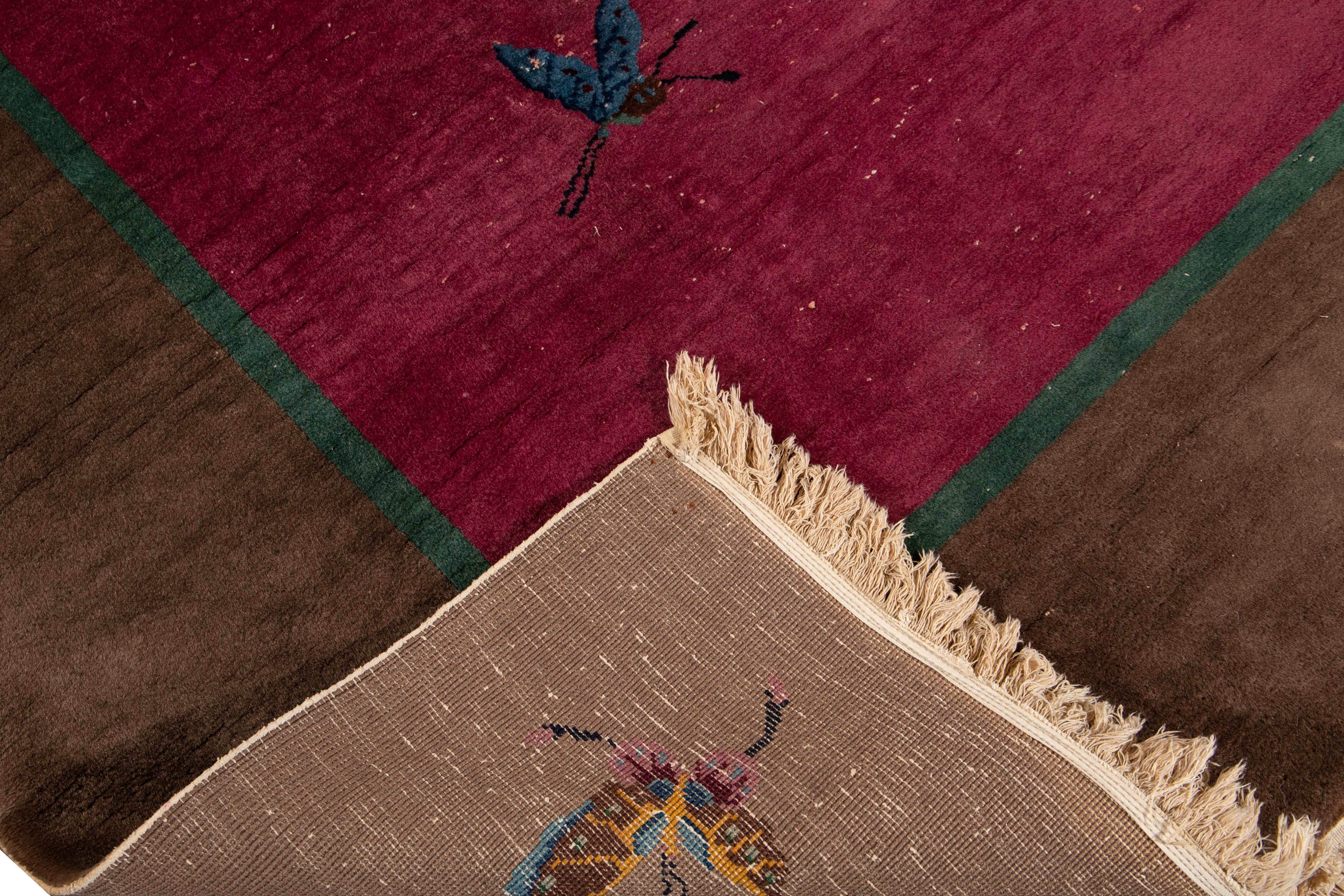 Preciosa alfombra antigua china Art Decó de lana anudada a mano con campo rojo y marco marrón en un precioso diseño floral chino clásico.

Esta alfombra mide 8'11