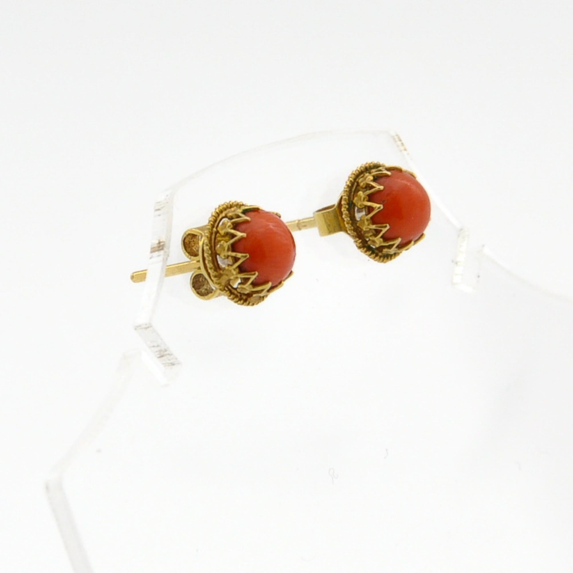 Antique Natural Coral and 14K Gold Stud Earrings In Good Condition For Sale In Rotterdam, NL