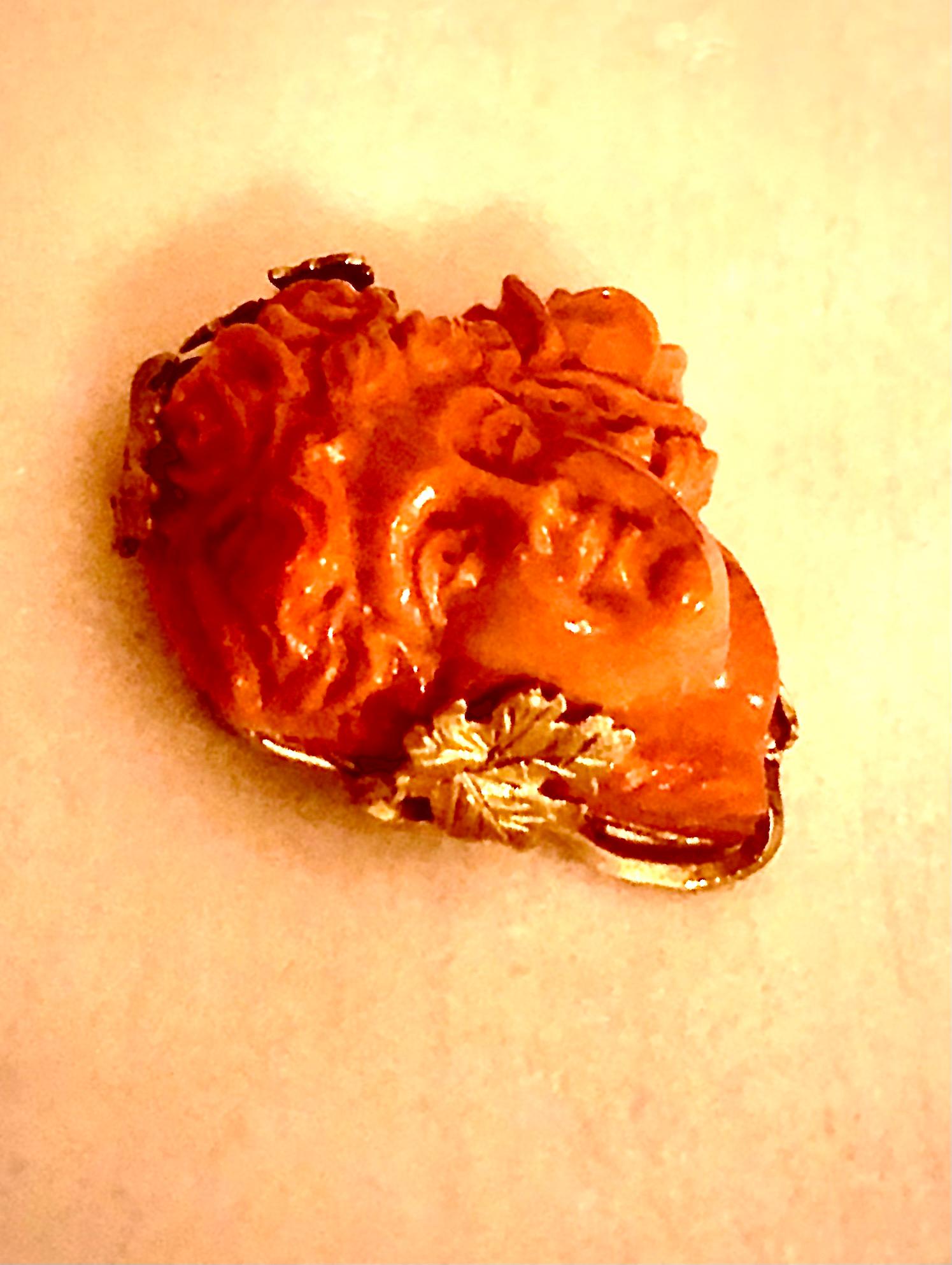 Colgante antiguo de coral rojo y oro de 19 kt Romano clásico en venta