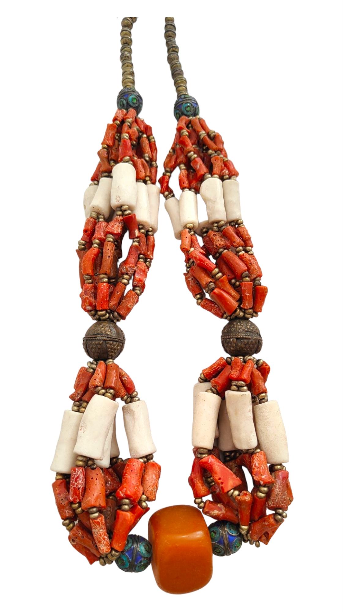 Collier berbère en corail rouge d'antiquités, Maroc en vente 3