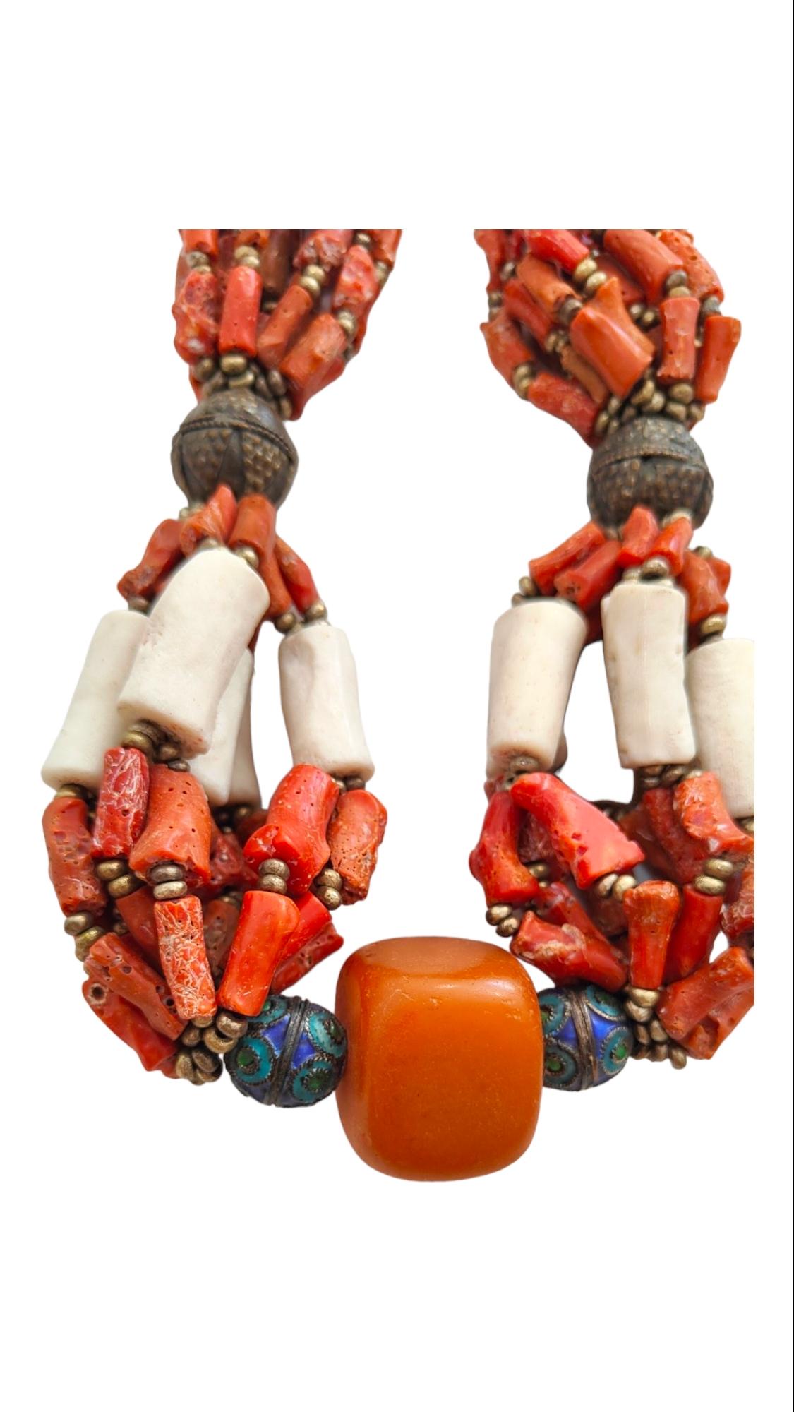 Collier berbère en corail rouge d'antiquités, Maroc en vente 4