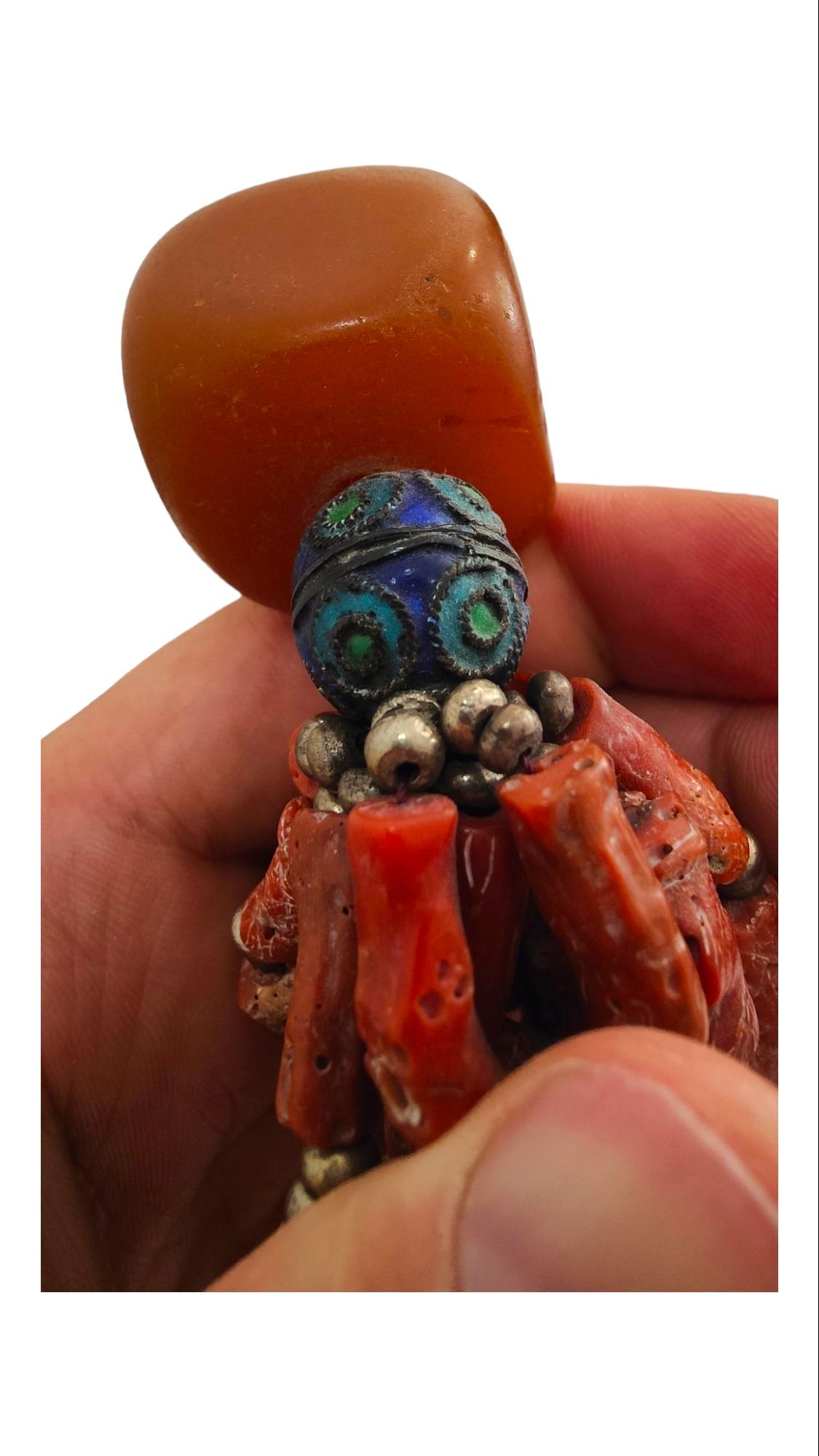 Collier berbère en corail rouge d'antiquités, Maroc en vente 5