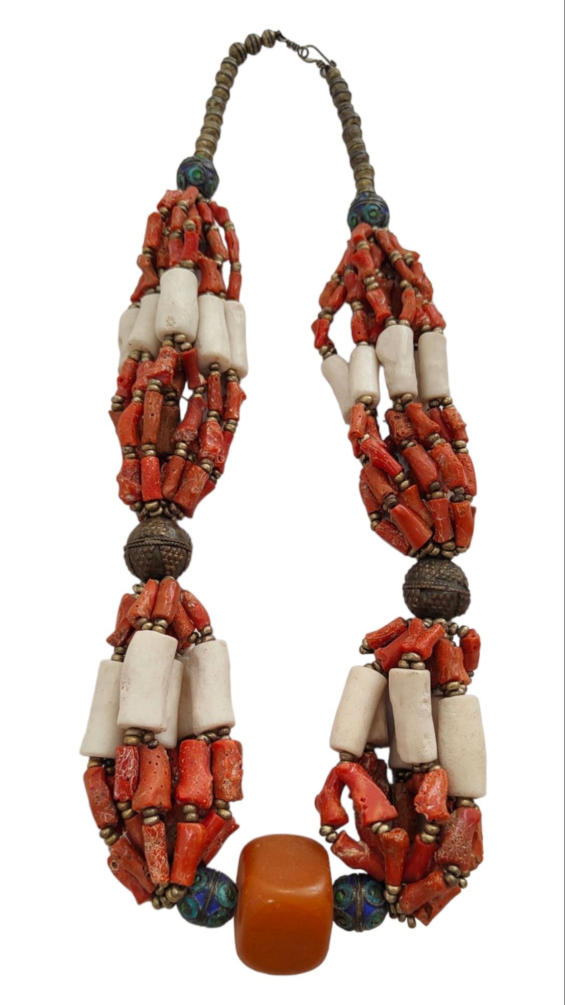 Antique Red Coral Berber Necklace, Morocco
Amazing necklace, called Tifilit from the Tiznit province.  All beads and components are old.

red coral, white coral , horn, cloissone,  and silver.

Dimensions:

Length: 80 cm
Diameter of the biggest