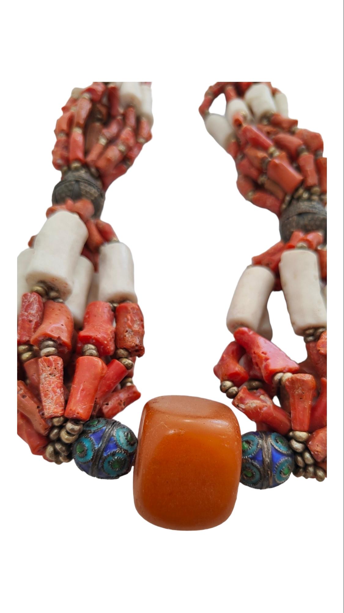 Milieu du XXe siècle Collier berbère en corail rouge d'antiquités, Maroc en vente