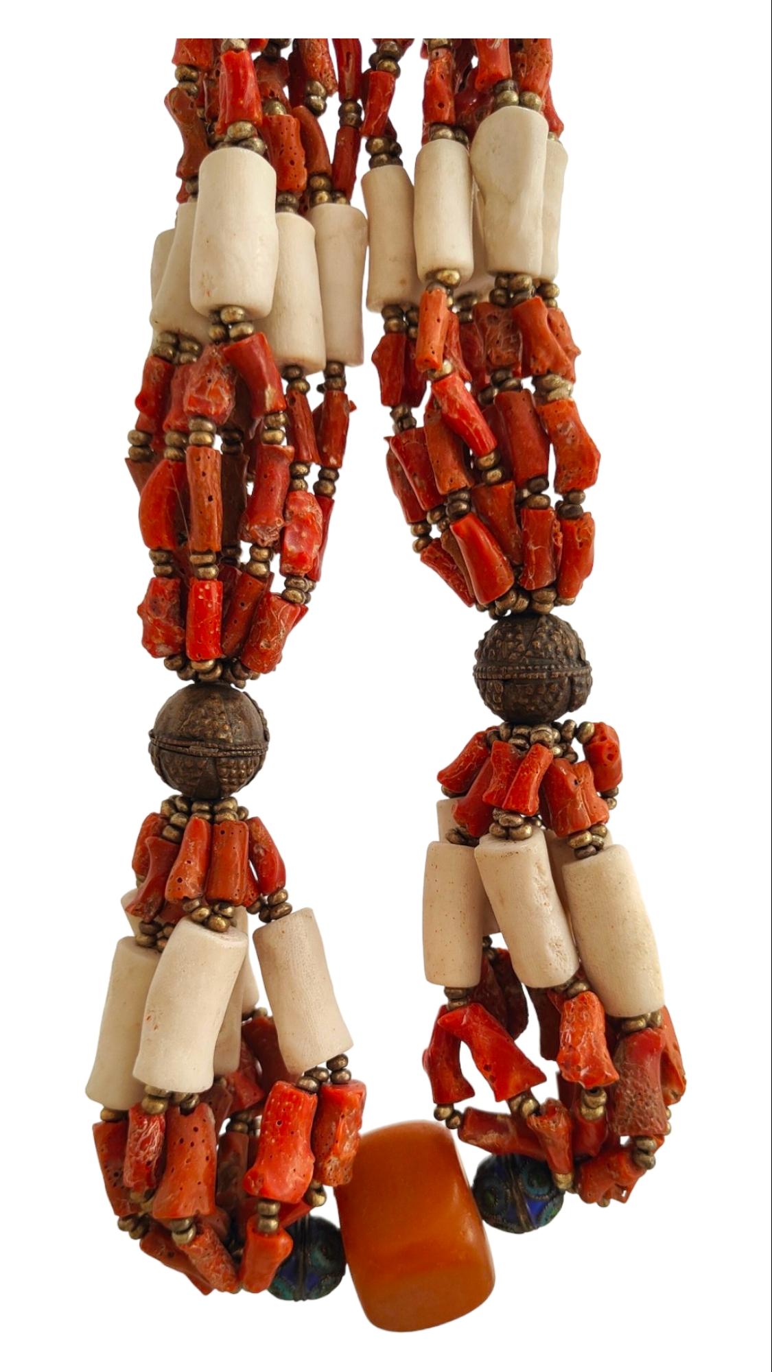 Collier berbère en corail rouge d'antiquités, Maroc en vente 1