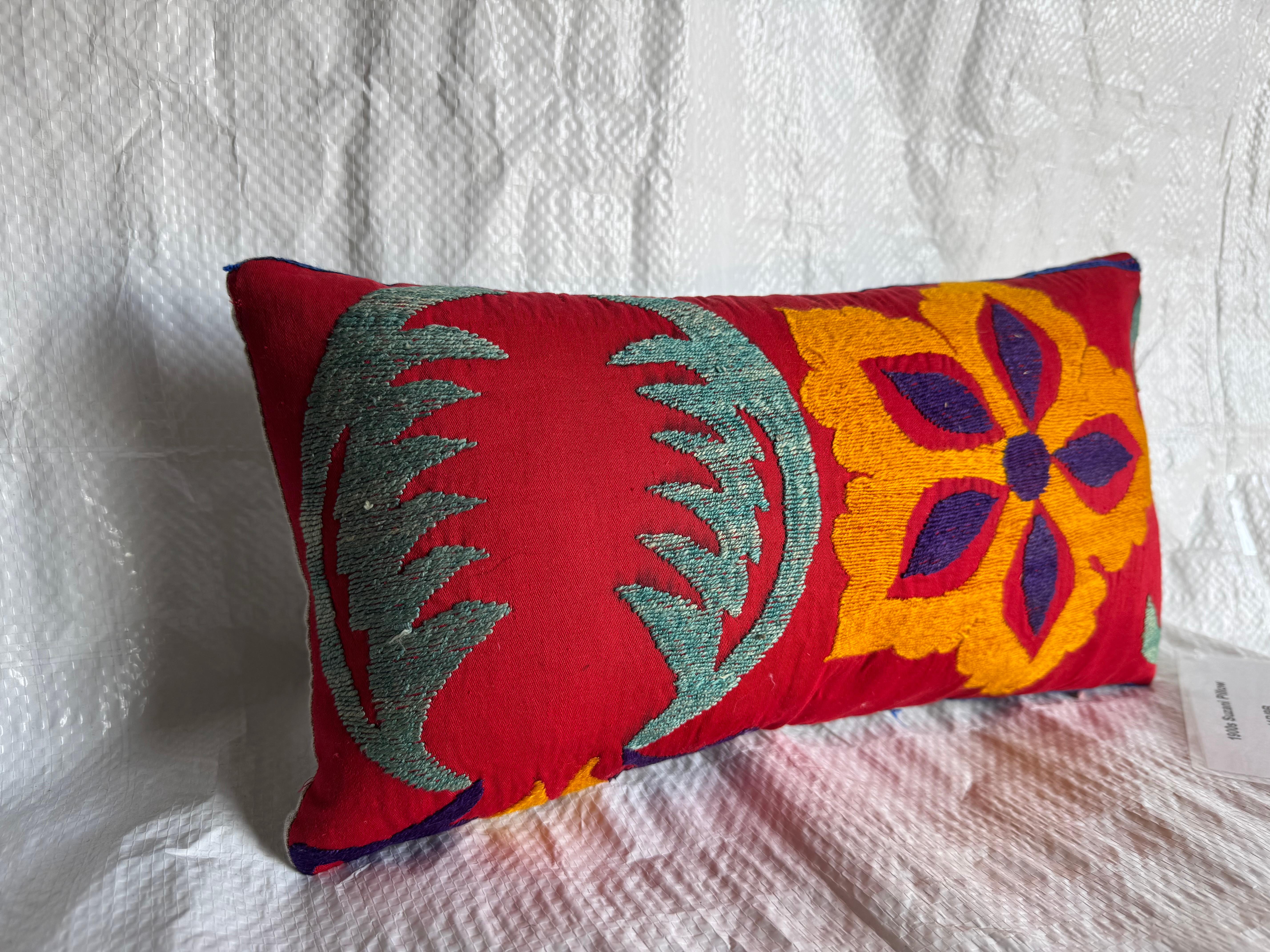 Cojín Suzani Floral Rojo Antiguo en Bueno estado para la venta en Los Angeles, US