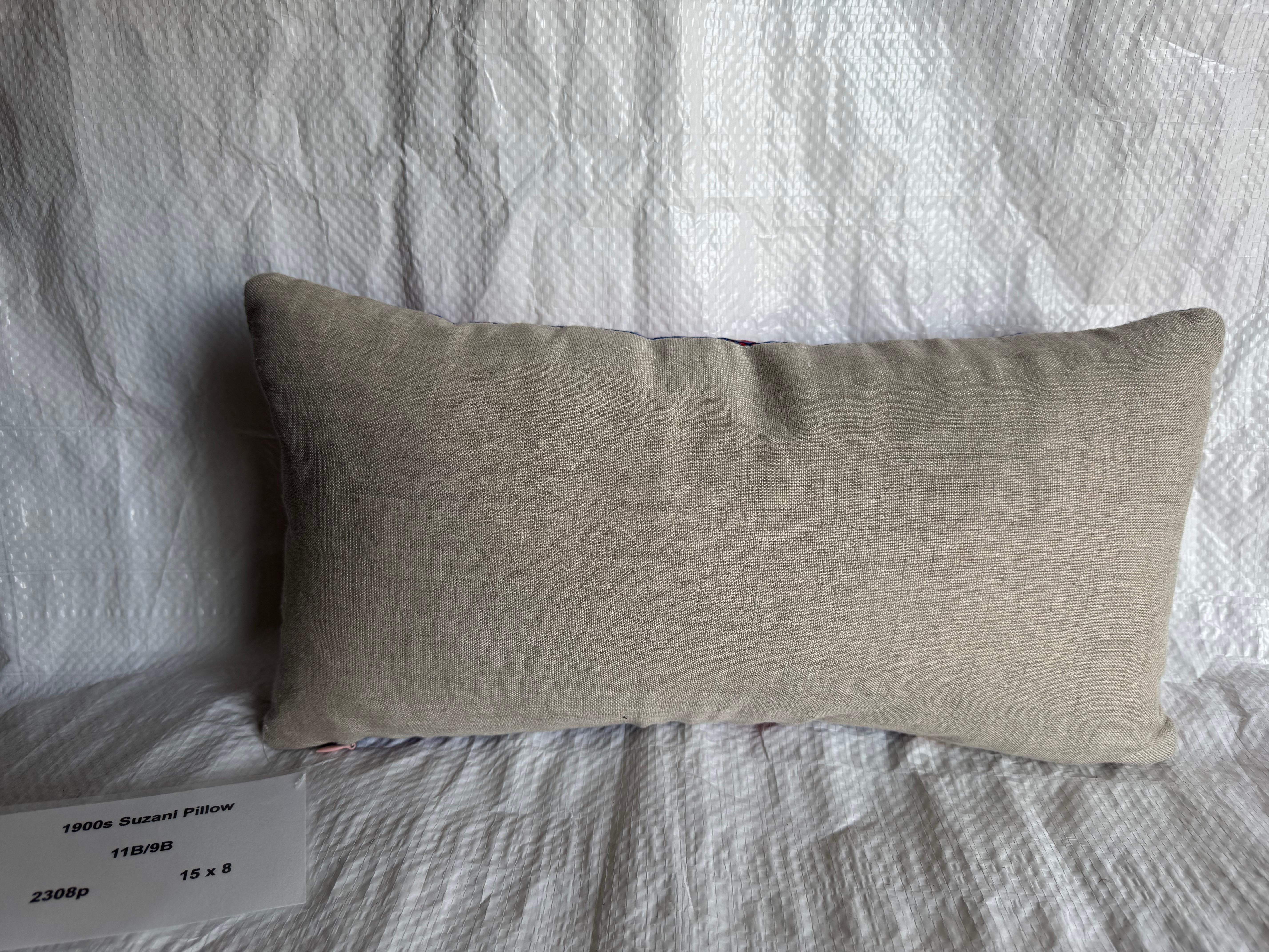 Cojín Suzani Floral Rojo Antiguo siglo XX en venta