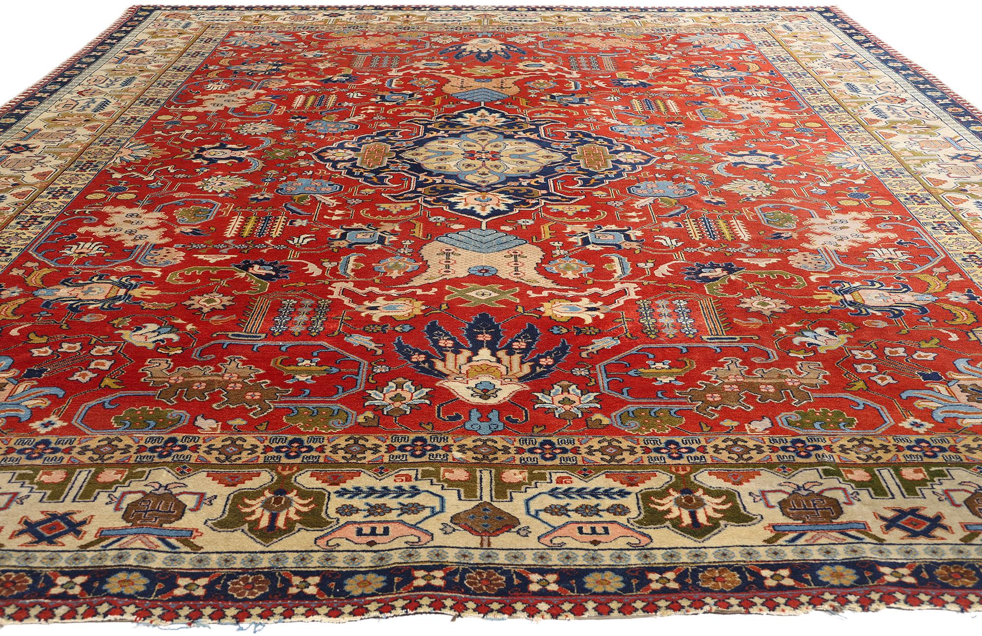 Antiker roter geometrischer botanischer persischer Täbris-Teppich in Rot (Tabriz) im Angebot