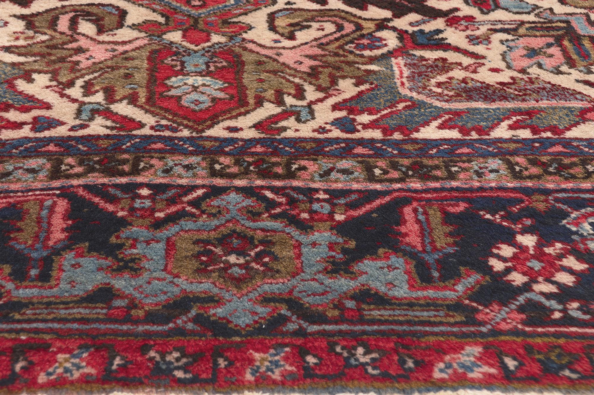 Antique Red Geometric Persian Heriz Rug, Effortlessly Chic and Versatile In Good Condition For Sale In Dallas, TX