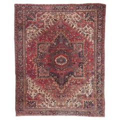 Antiker roter geometrischer persischer Heriz-Teppich, mühelos schick und vielseitig