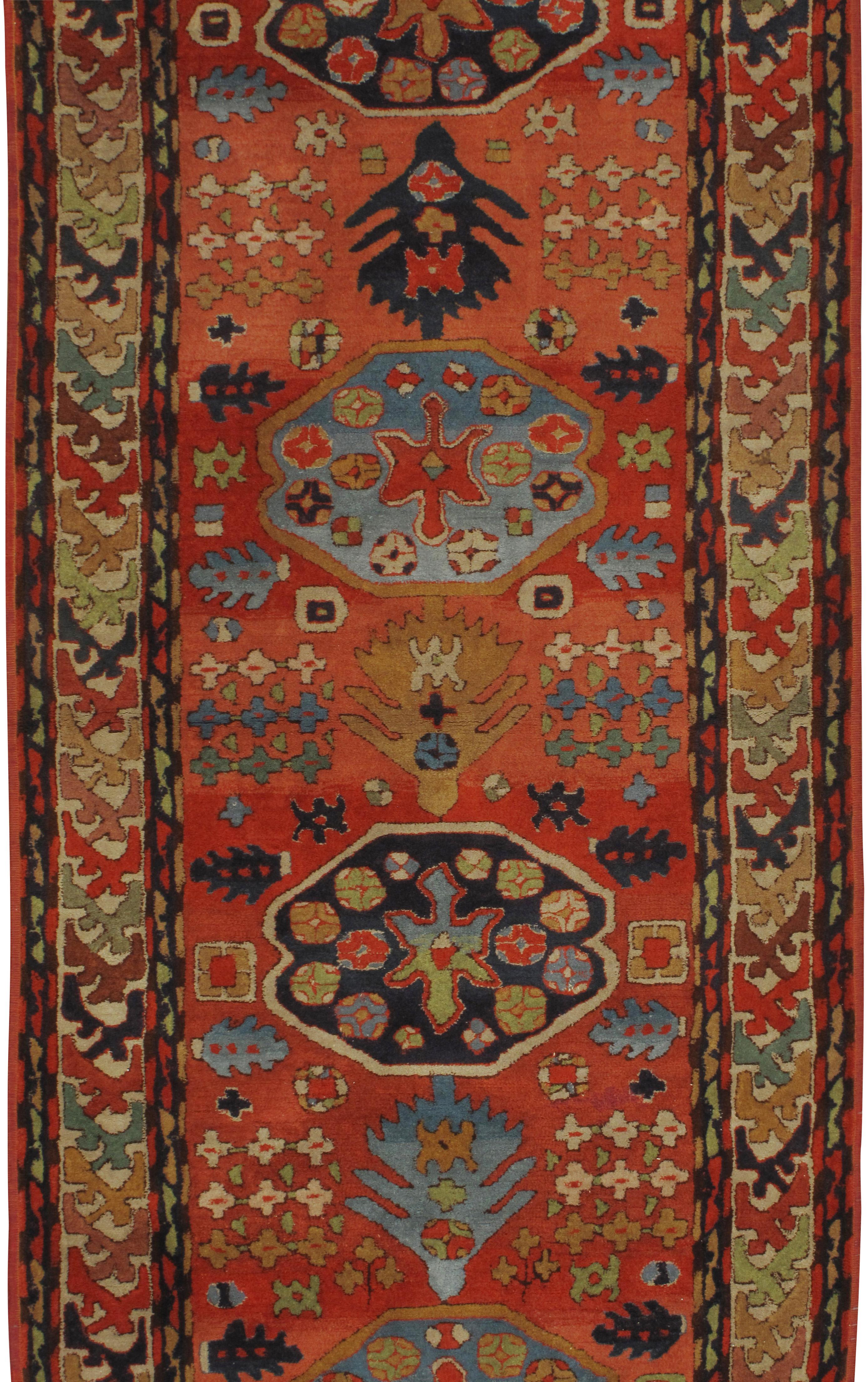 XIX secolo Tappeto Runner rosso antico con ganci tedeschi, 3'1 x 12'2 in vendita