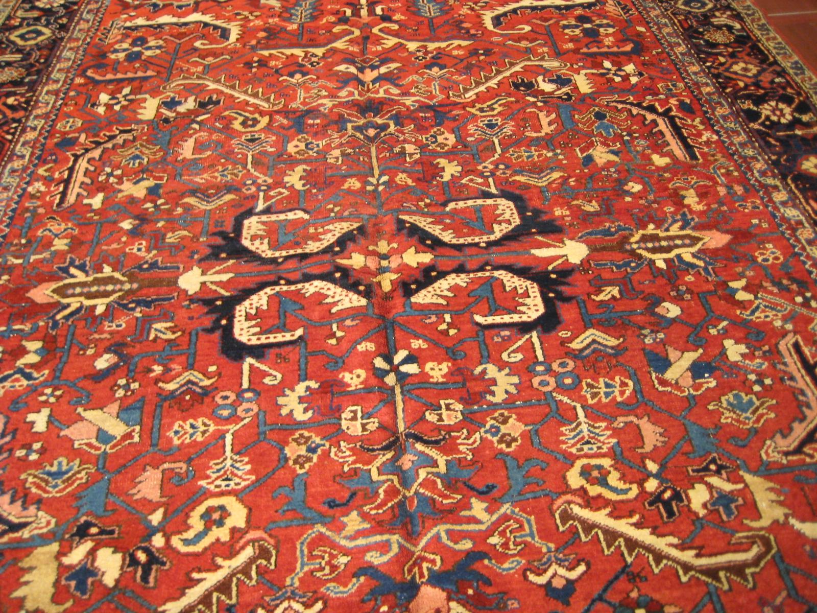 Les tapis Heriz sont l'un des tapis les plus célèbres d'Iran, en raison de leur style unique et distinctif. Heriz est une ville située dans le nord-ouest de l'Iran, près de la ville de Tabriz, qui est un important centre de tissage de tapis en Iran.