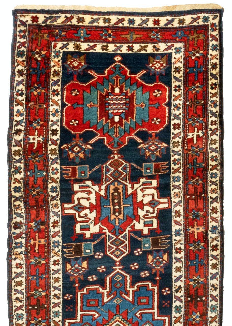 Les tapis antiques Karaja (Montagne noire) sont tissés en Iran, près de la frontière caucasienne, et présentent donc des styles et des motifs caucasiens. Ce joli chemin de table mesure 3,9 x 17,3 pieds et date des années 1900-1910.