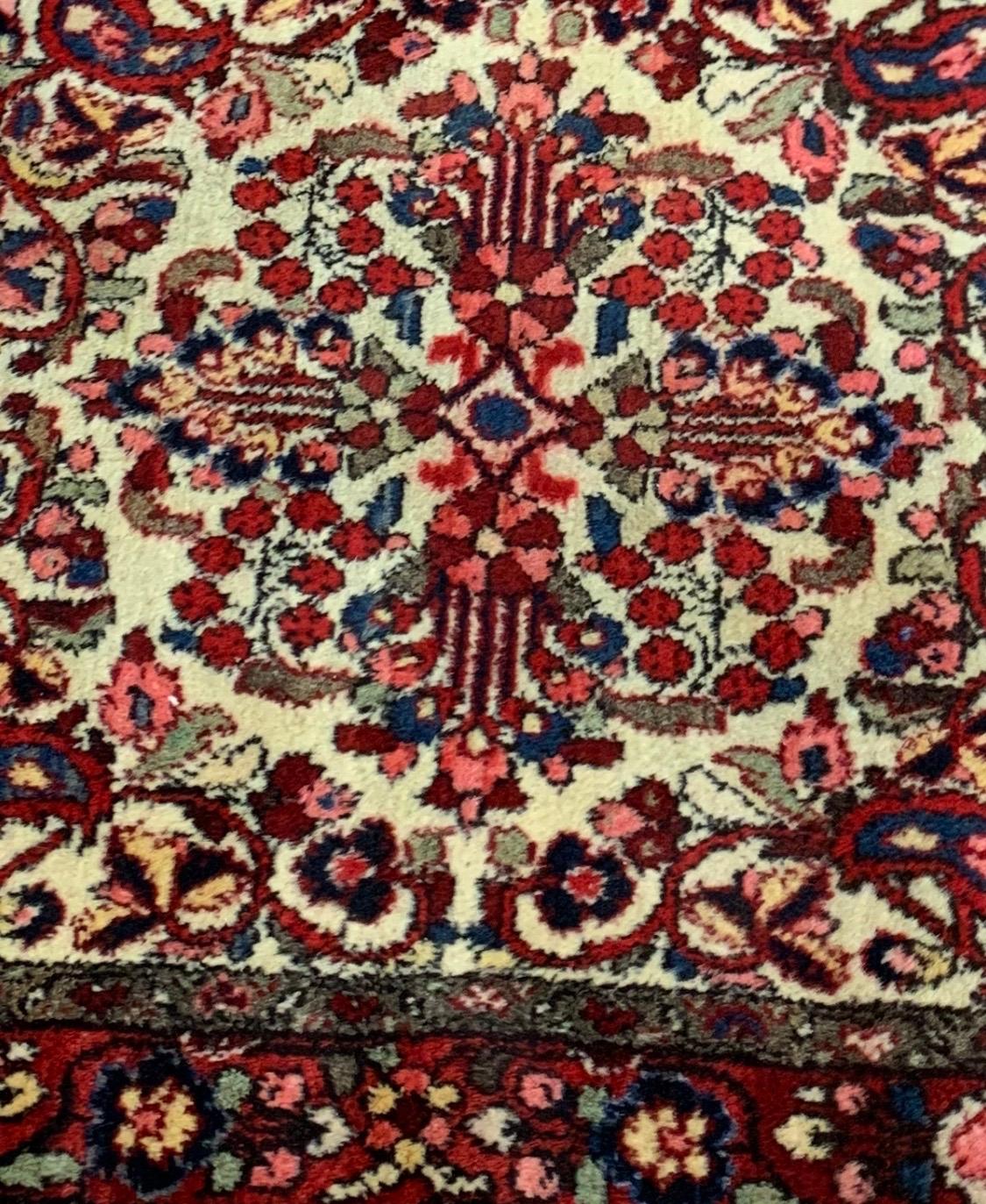 Beaux-Arts Tappeto antico rosso avorio blu navy quadrato persiano Hamedan Small Area Rug in vendita