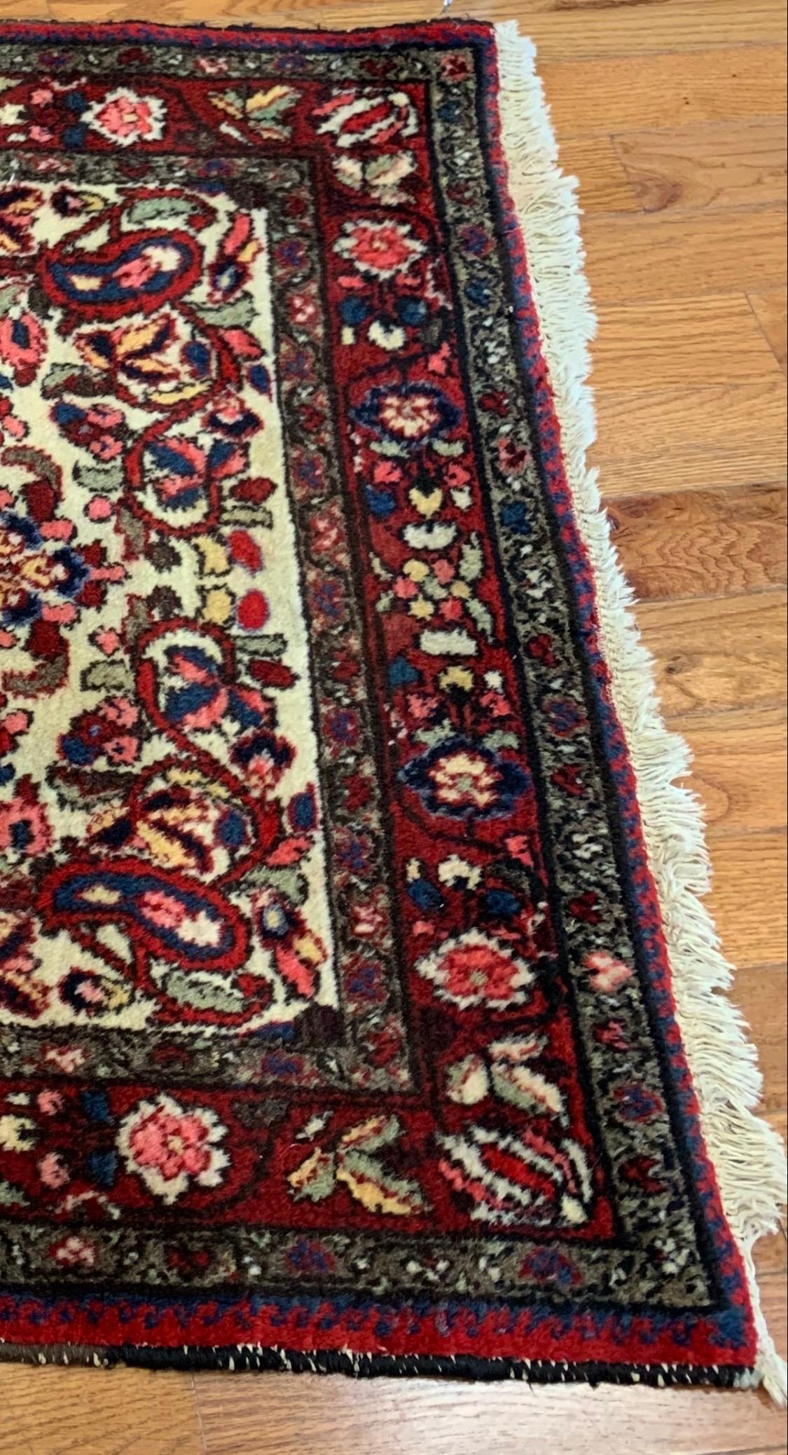 Persiano Tappeto antico rosso avorio blu navy quadrato persiano Hamedan Small Area Rug in vendita