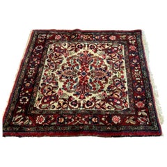 Ancien tapis carré persan Hamedan rouge, ivoire et bleu marine