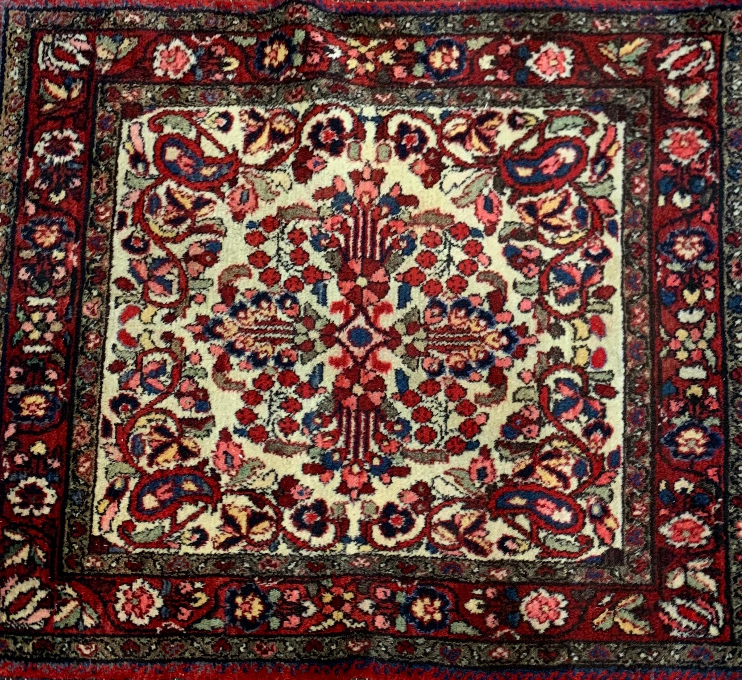 Hamadan è il capoluogo di una provincia omonima ed è una delle città più antiche della Persia. È anche uno dei centri di tessitura più produttivi e diversificati della Persia. Come altre città della parte occidentale della Persia, Hamadan produceva