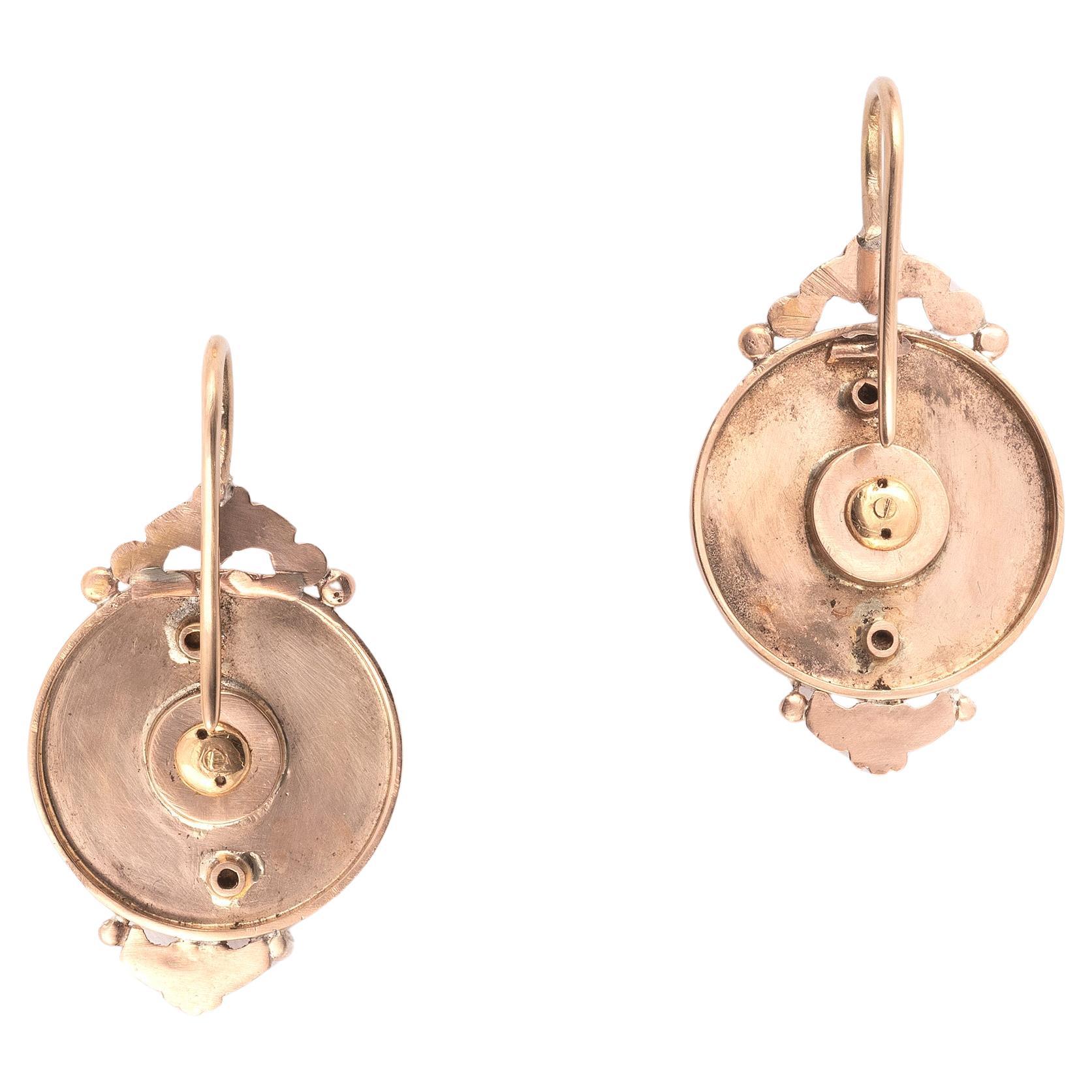 A red jasper and 18K yellow gold cameo earrings, circa 1860. 
Gross weight : 12,07gr. 
Lenght: 3,7cm

