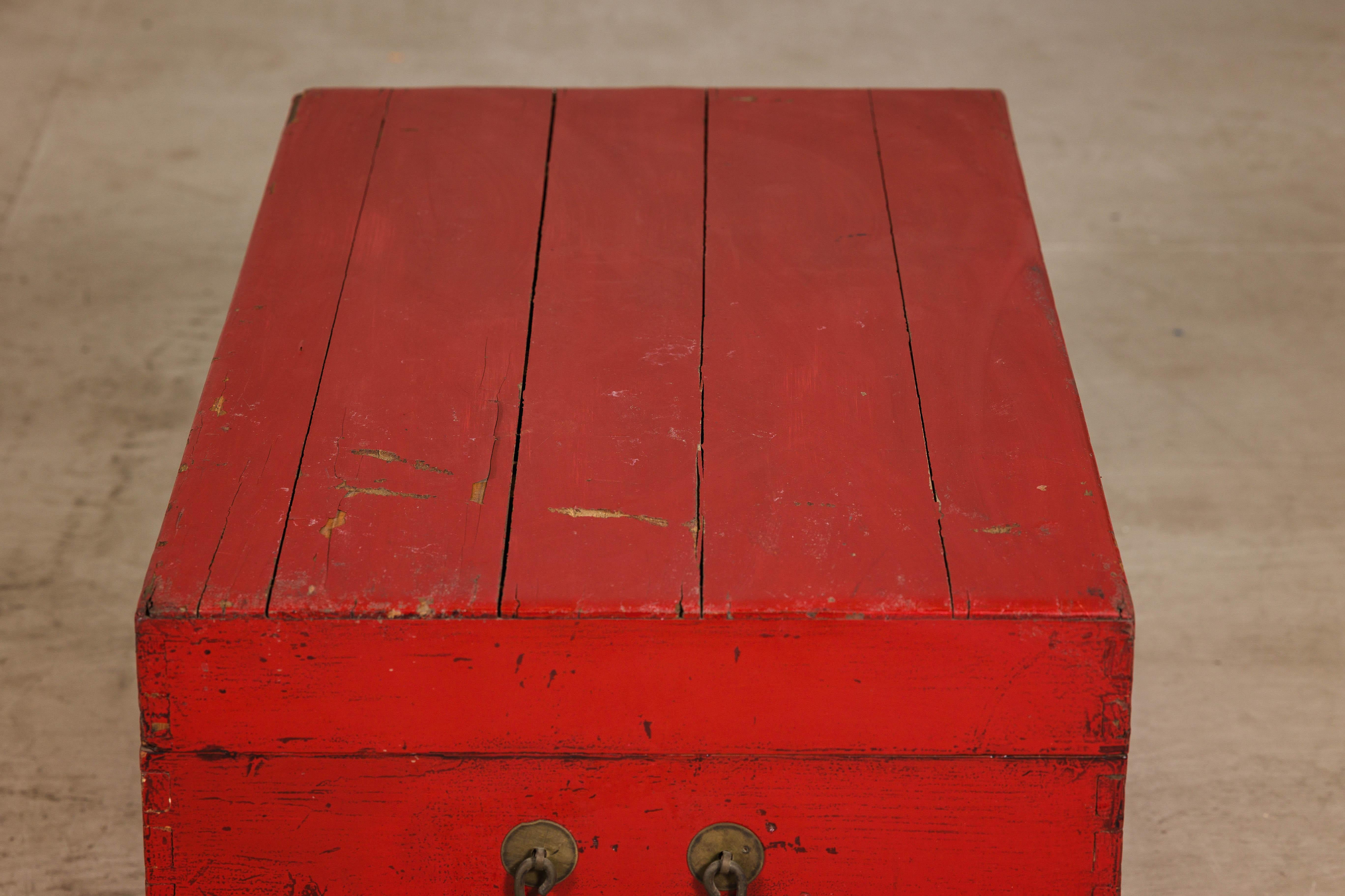 Ancien coffre à couvertures laqué rouge avec quincaillerie en laiton et rangement spacieux 2