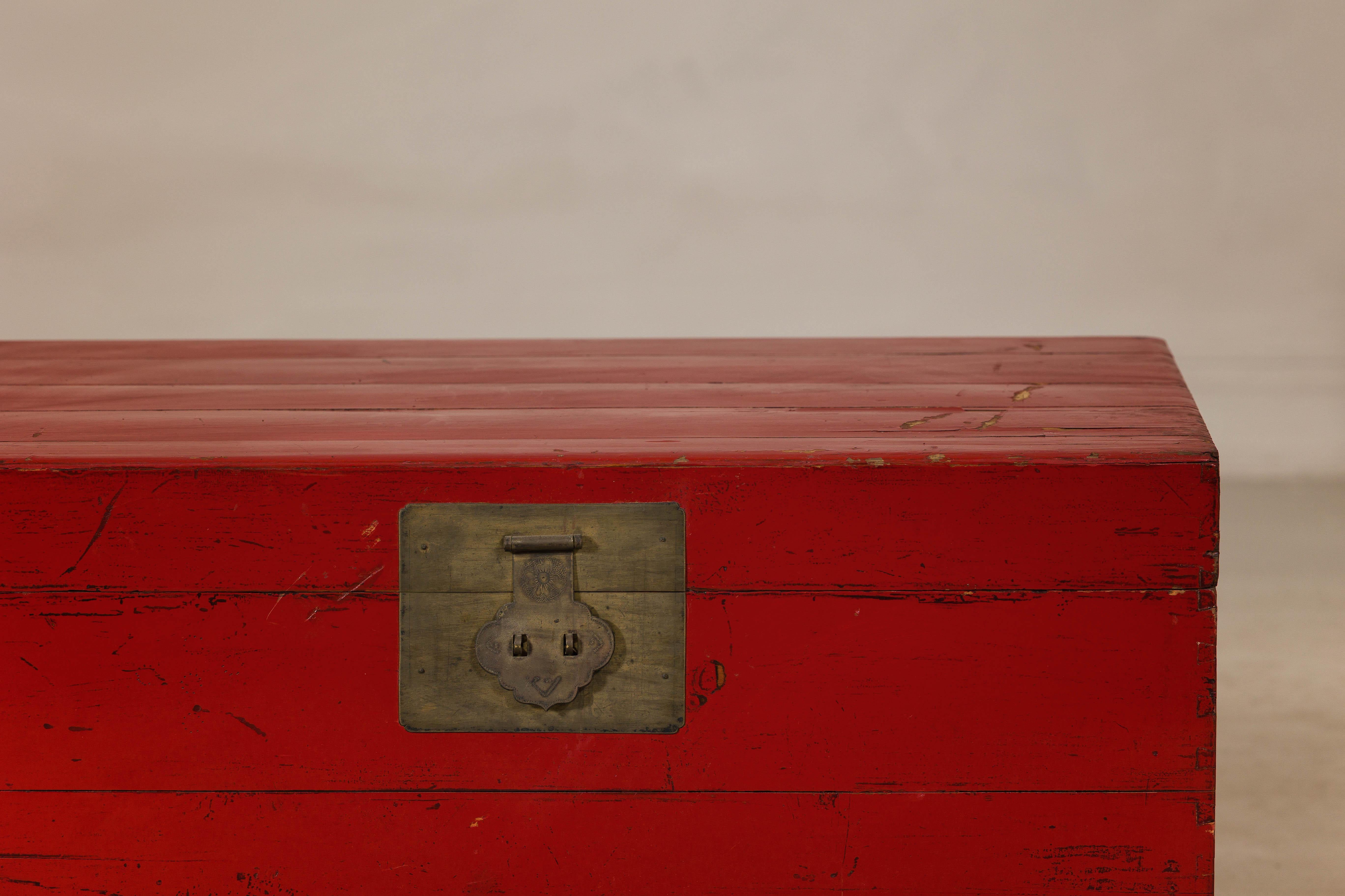 Ancien coffre à couvertures laqué rouge avec quincaillerie en laiton et rangement spacieux 3