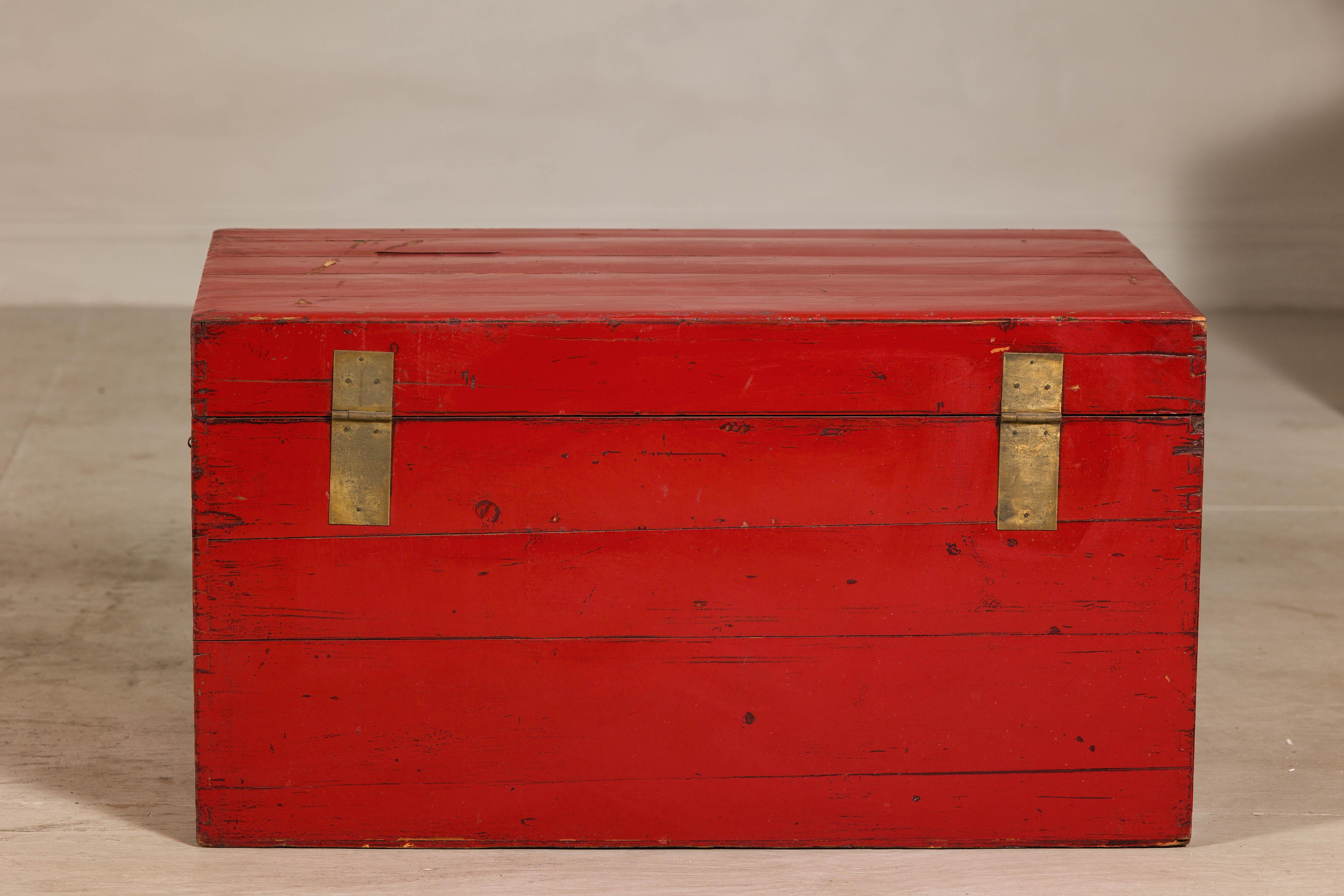 Ancien coffre à couvertures laqué rouge avec quincaillerie en laiton et rangement spacieux 4