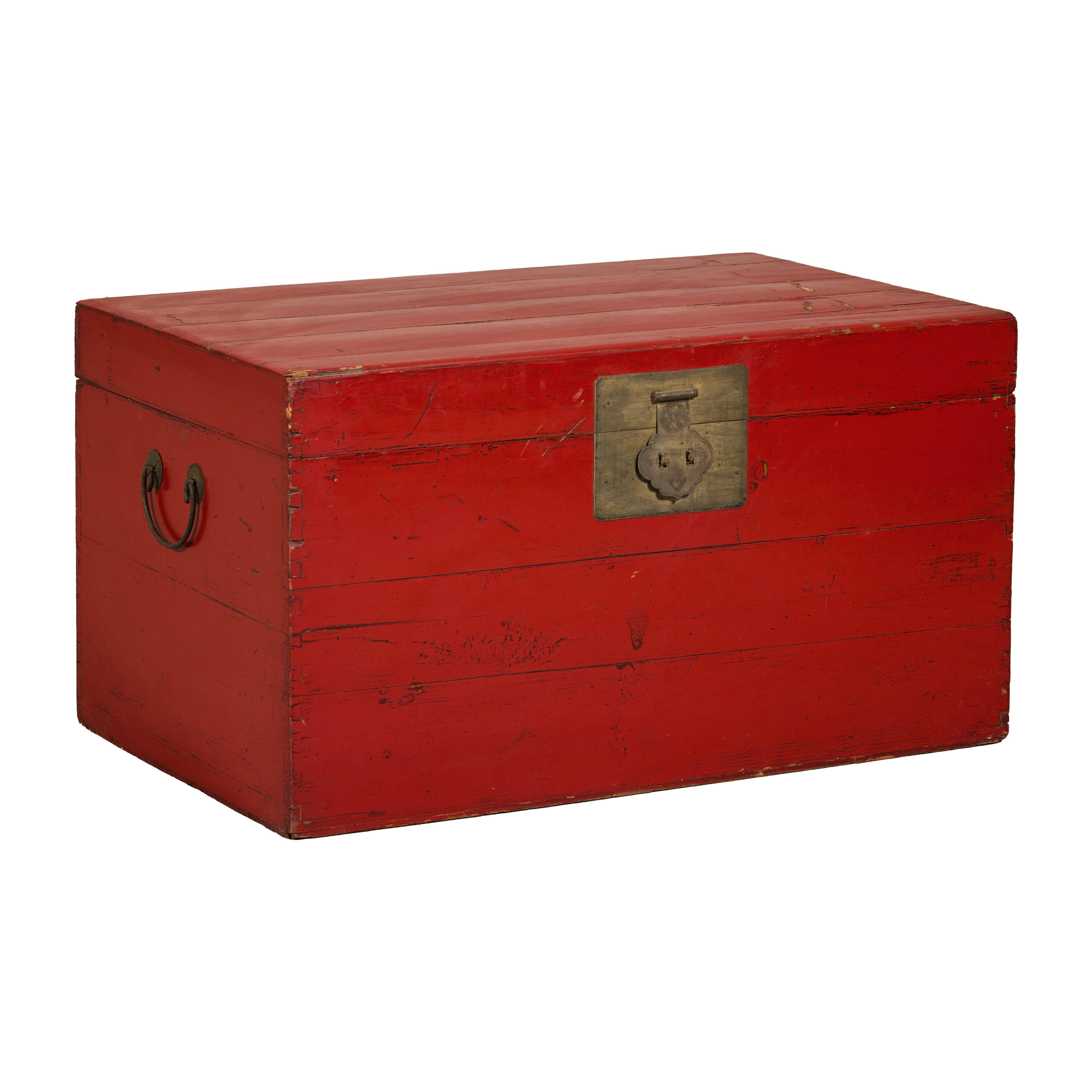 Ancien coffre à couvertures laqué rouge avec quincaillerie en laiton et rangement spacieux 6