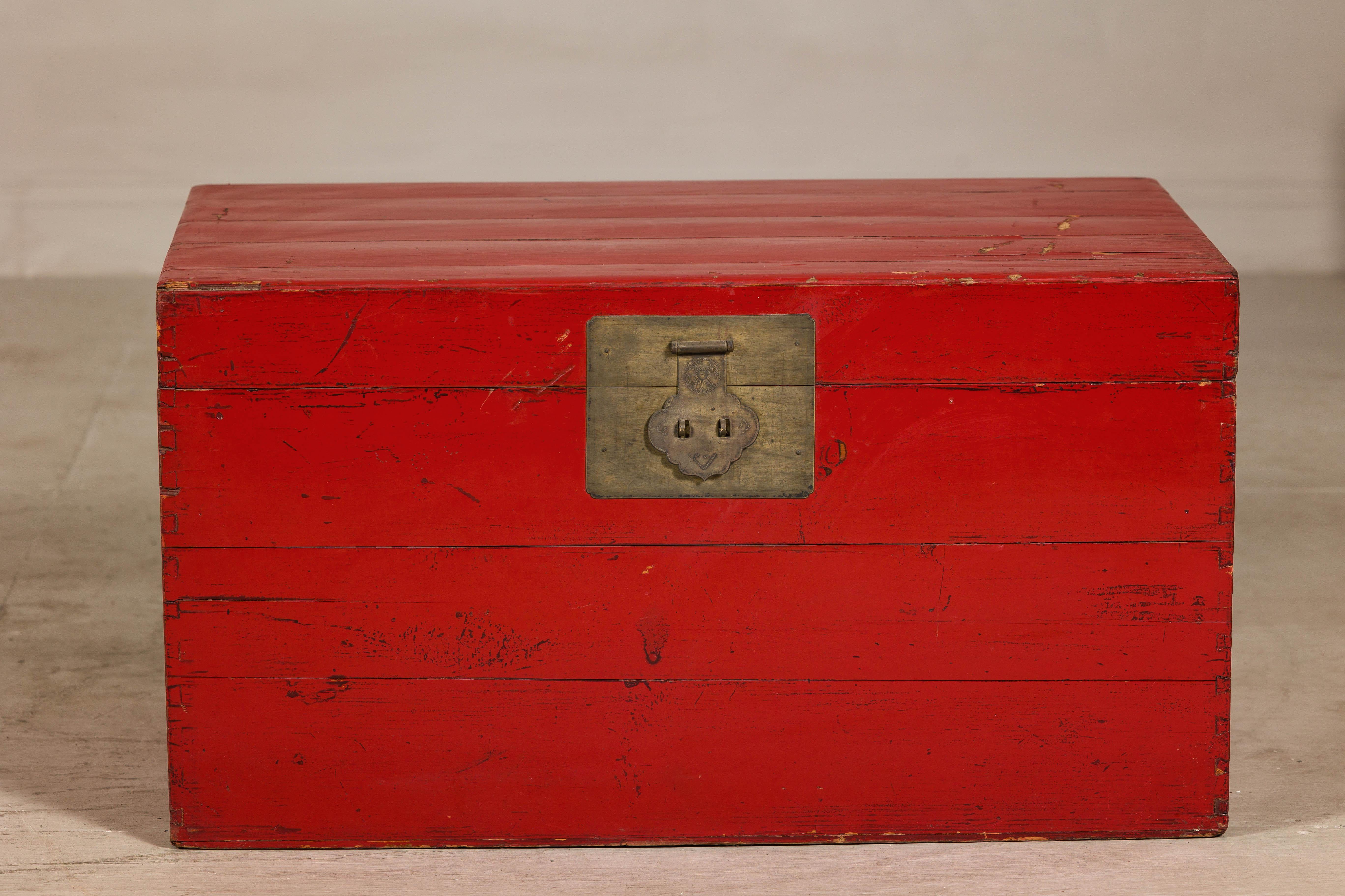 Qing Ancien coffre à couvertures laqué rouge avec quincaillerie en laiton et rangement spacieux