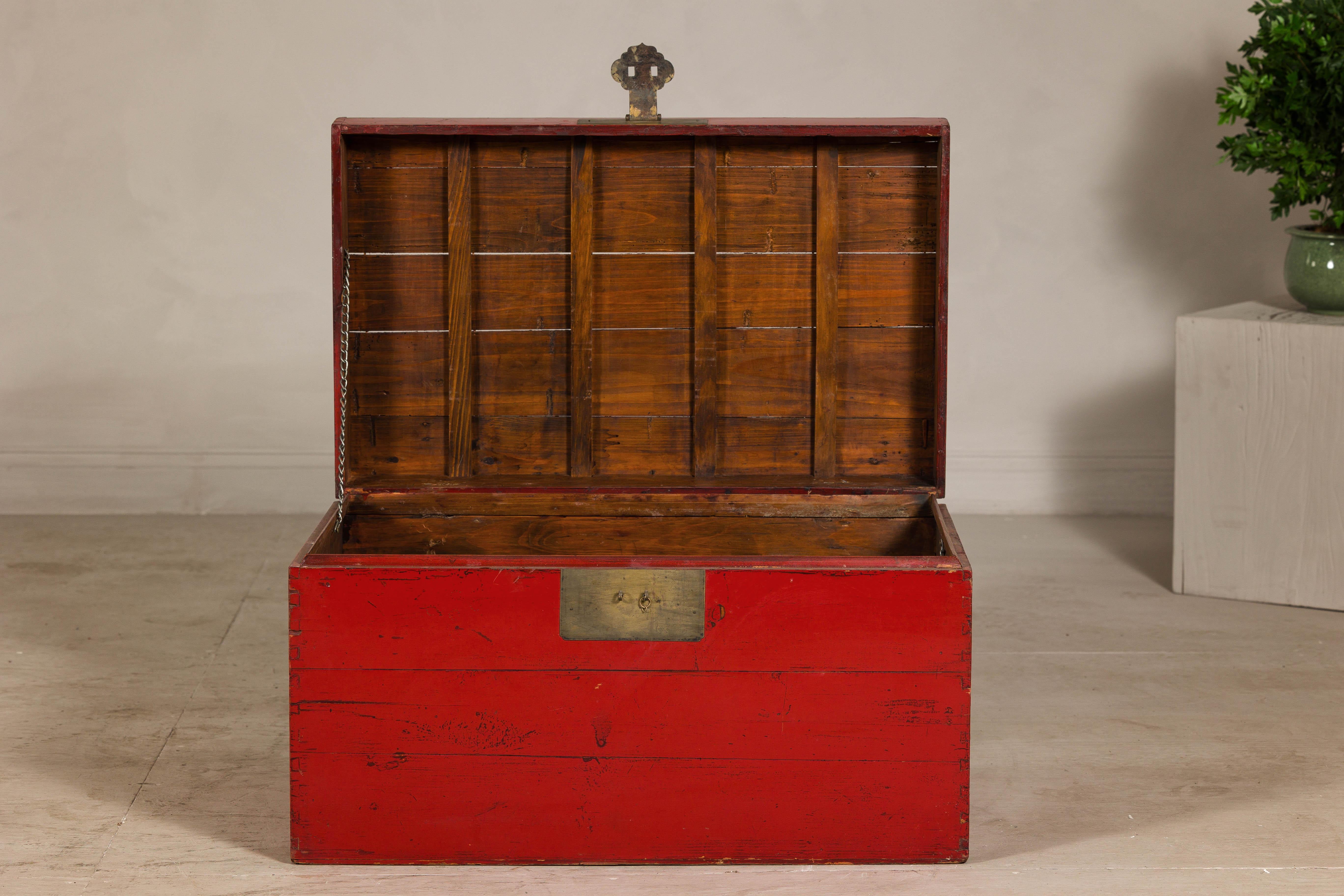 Ancien coffre à couvertures laqué rouge avec quincaillerie en laiton et rangement spacieux Bon état à Yonkers, NY