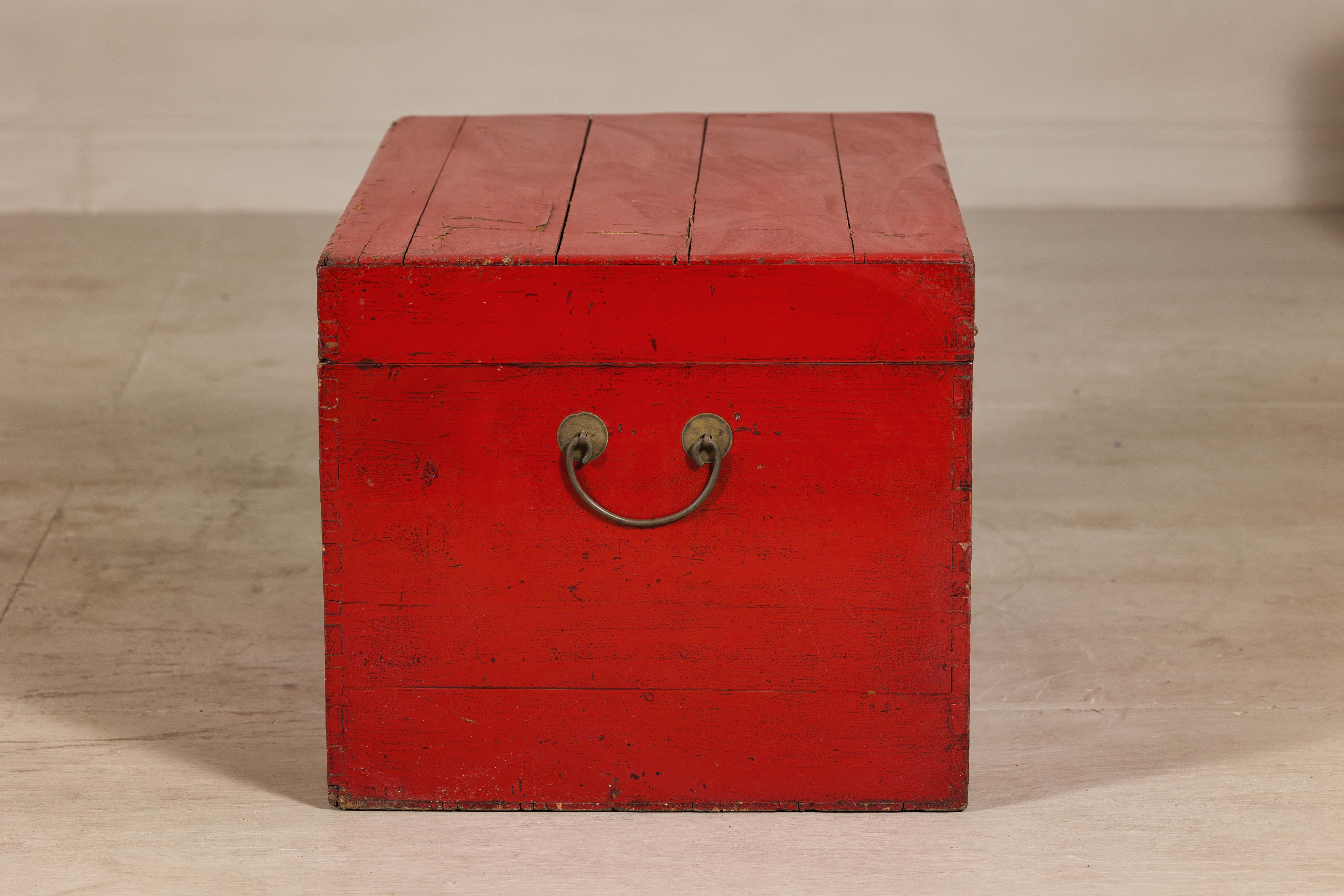 Ancien coffre à couvertures laqué rouge avec quincaillerie en laiton et rangement spacieux 1
