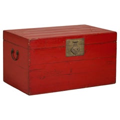 Ancien coffre à couvertures laqué rouge avec quincaillerie en laiton et rangement spacieux