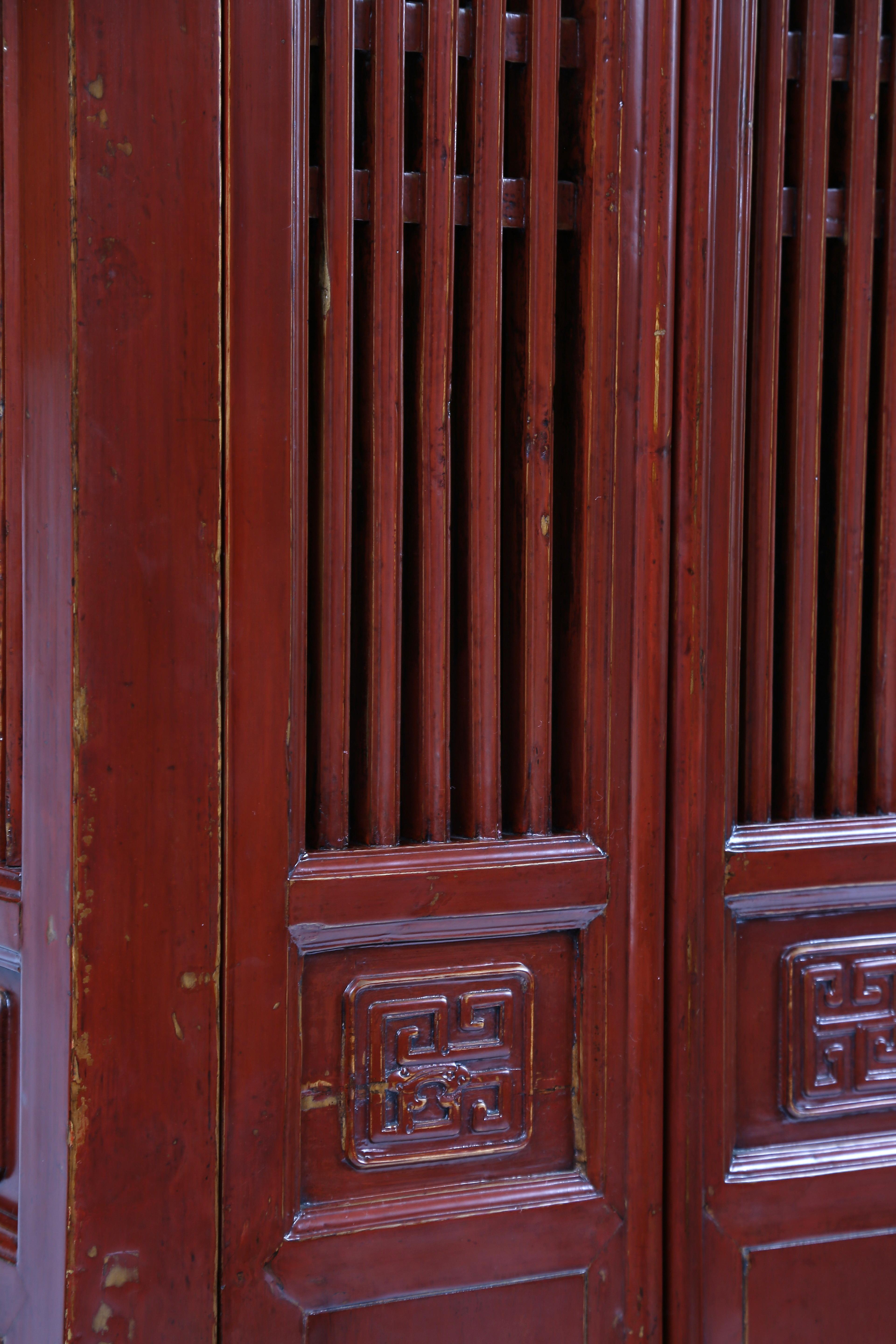 Armoire de cuisine ancienne en laque rouge avec treillis chantourné et panneaux sculptés en relief en vente 5