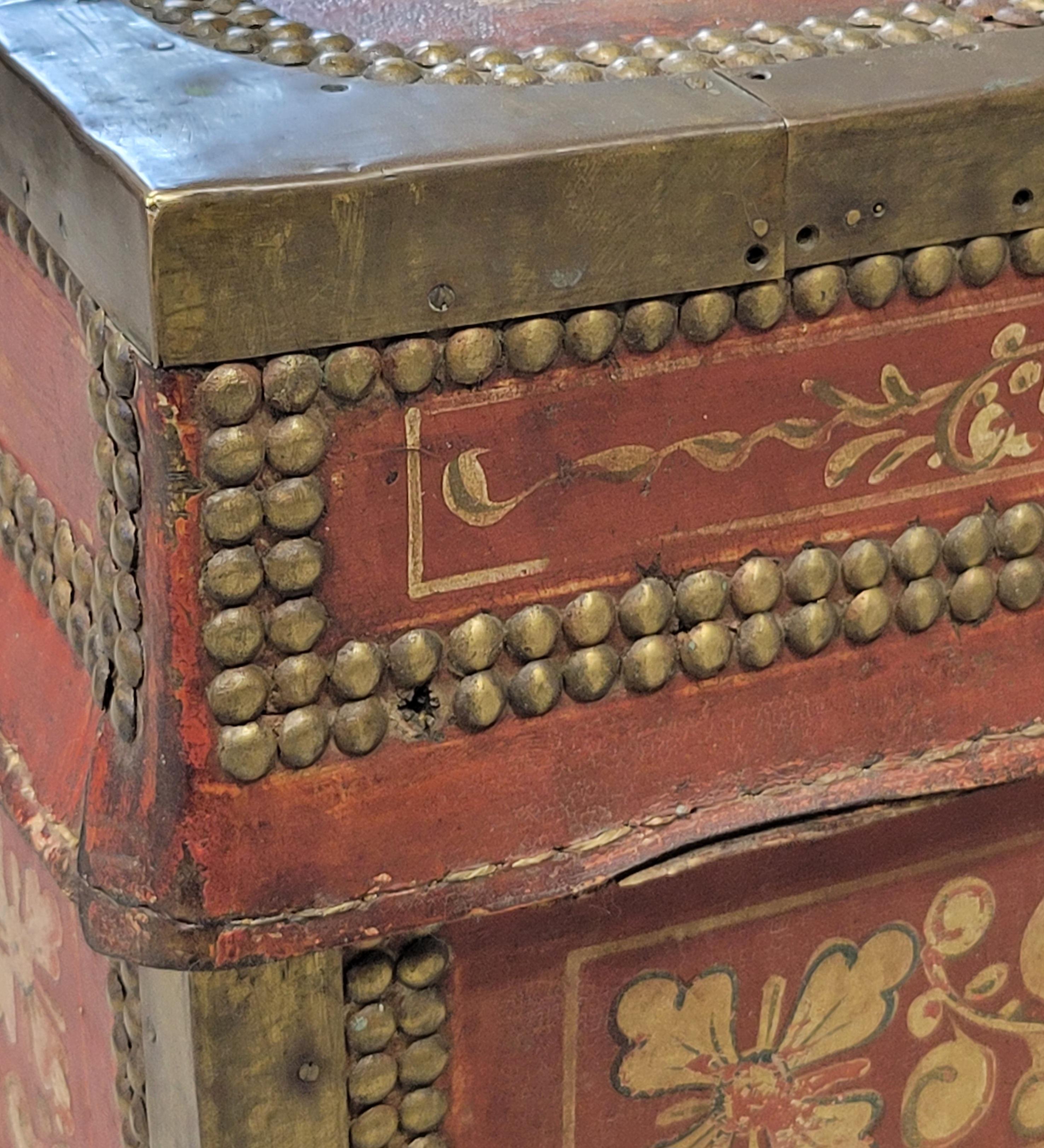 Antike chinesische Exporttruhe aus rotem Leder, Messing und Camphor-Holz im Angebot 8
