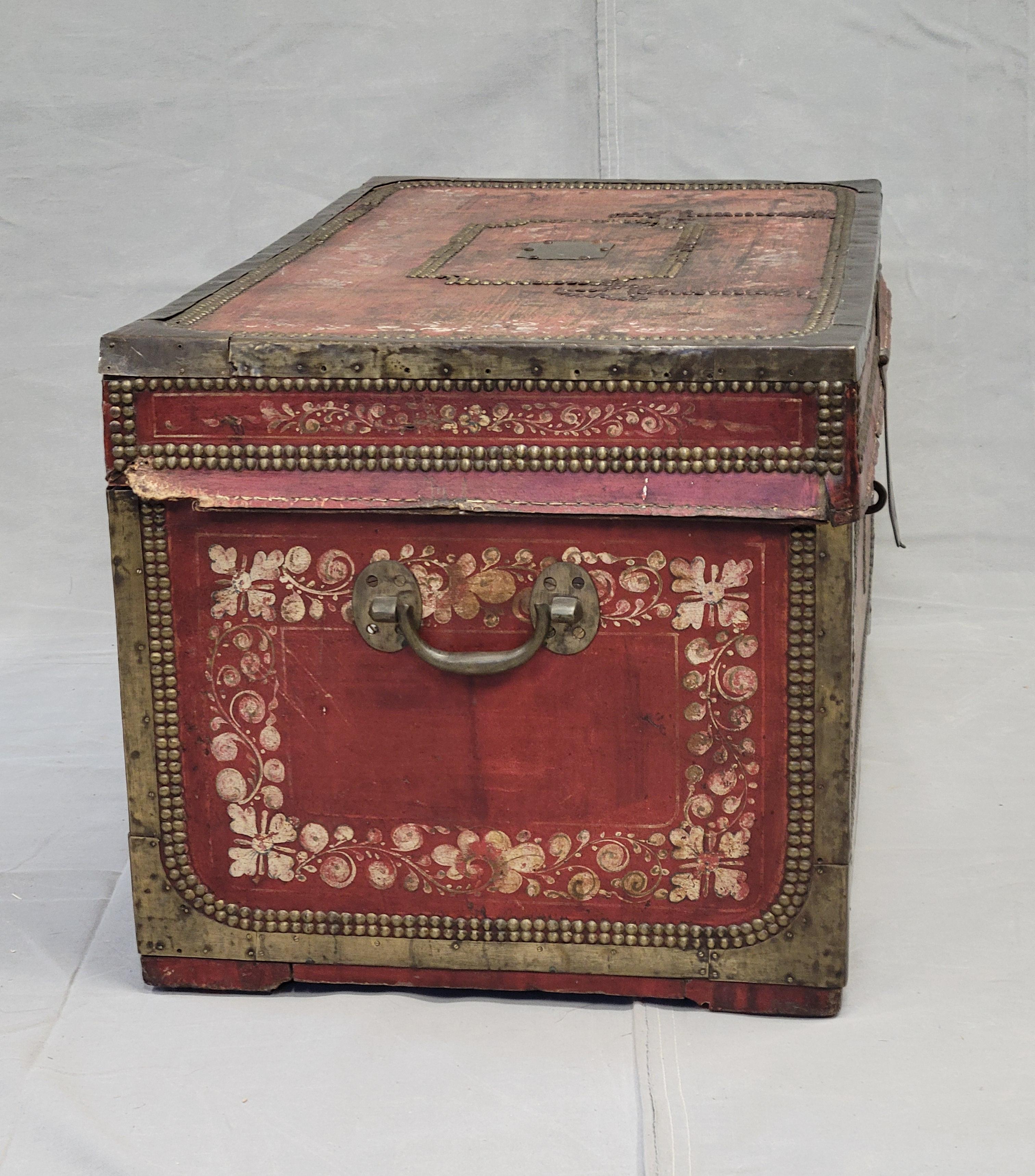 Antike chinesische Exporttruhe aus rotem Leder, Messing und Camphor-Holz im Angebot 10