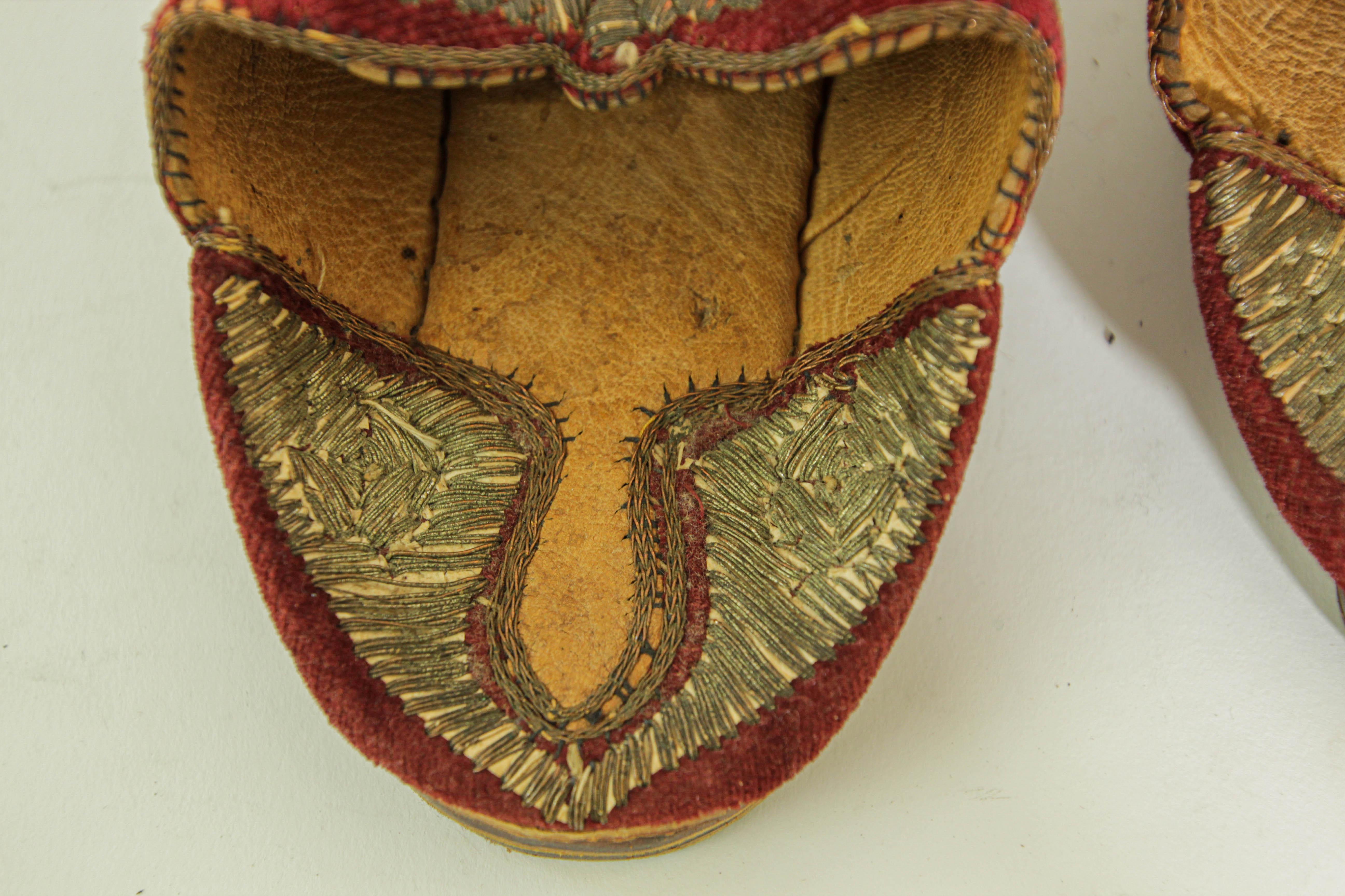 Antique Red Moroccan Embroidered Leather and Velvet Slippers Shoes Circa 1900s For Sale 5
