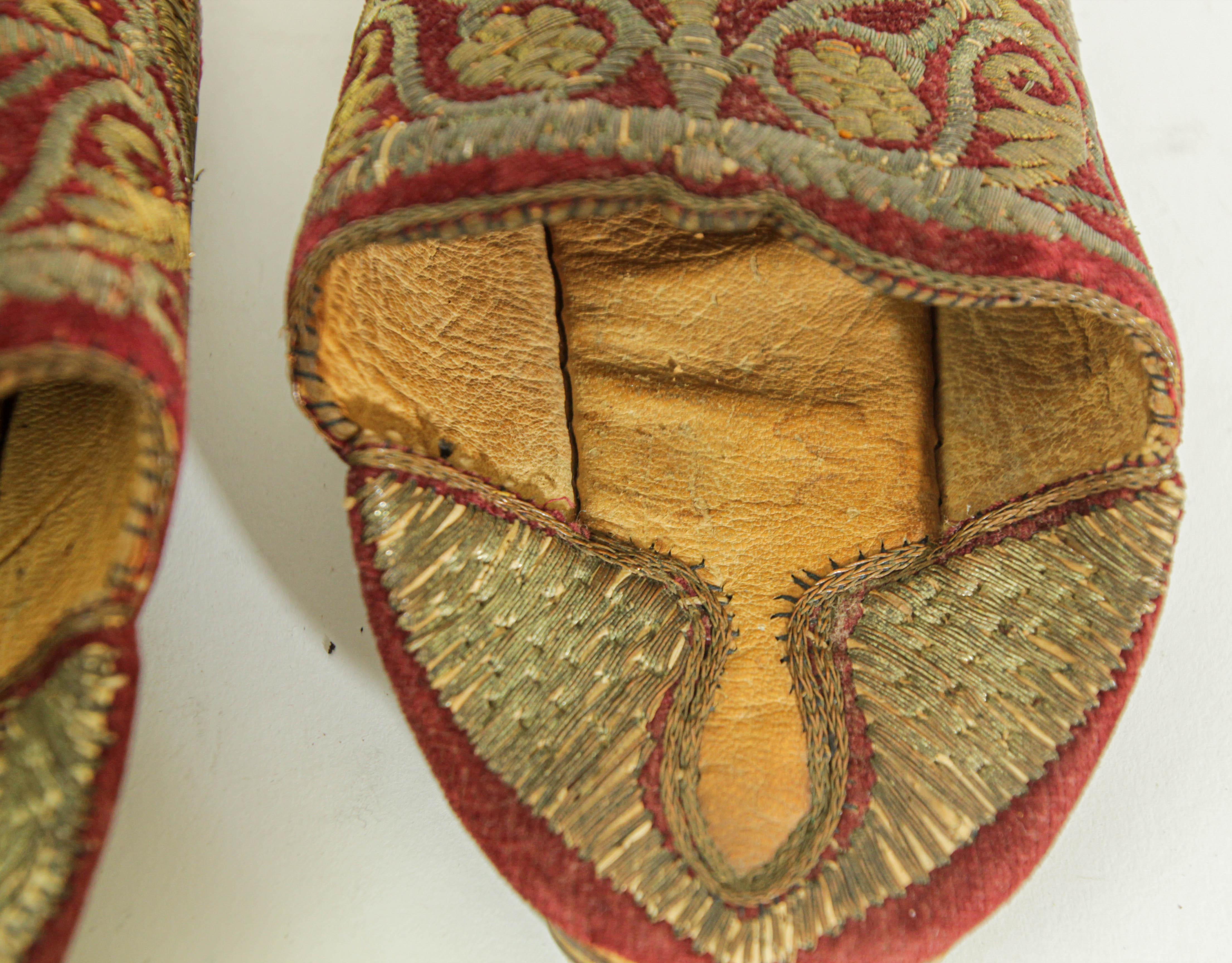 Antique Red Moroccan Embroidered Leather and Velvet Slippers Shoes Circa 1900s For Sale 6