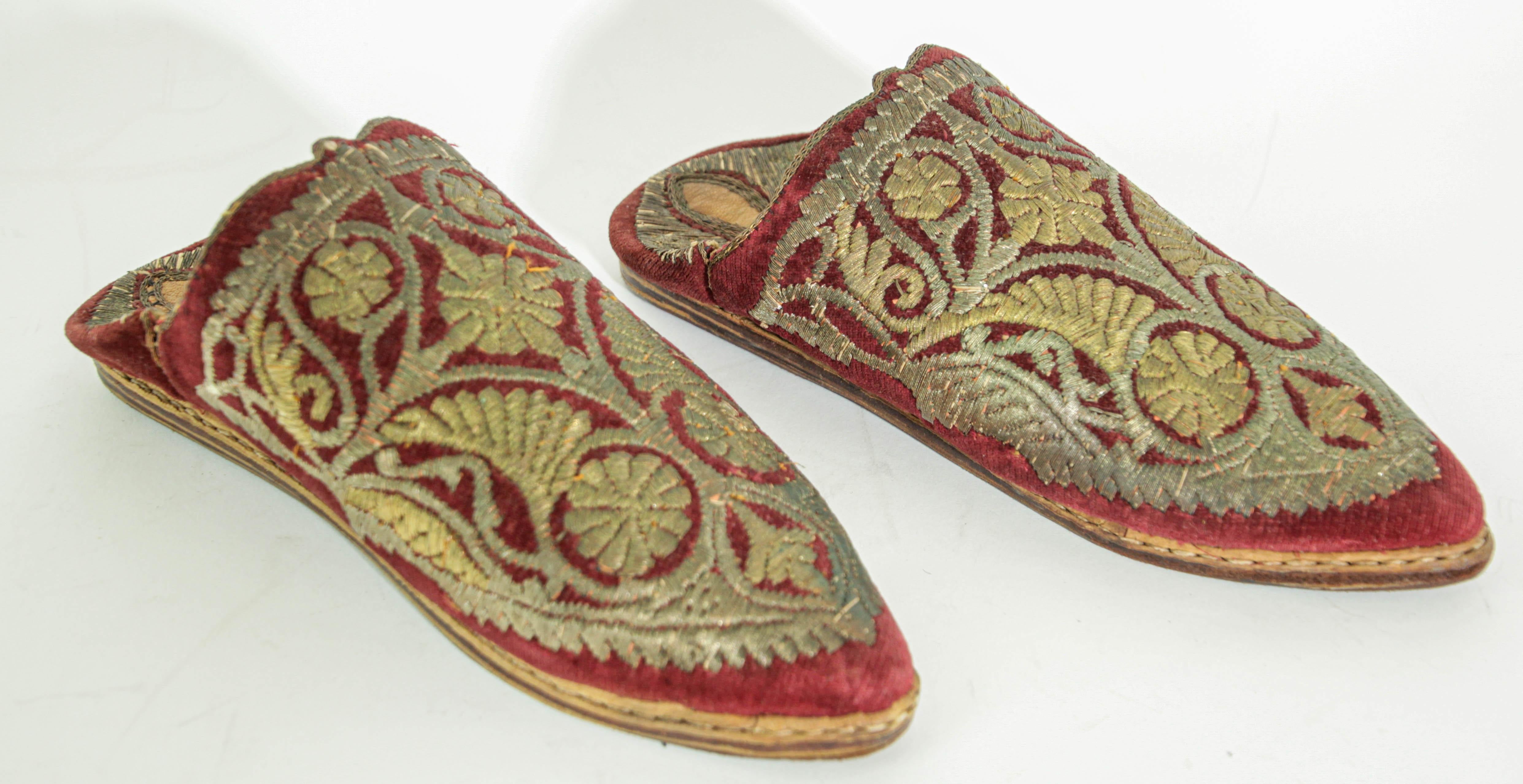 Antique Red Moroccan Embroidered Leather and Velvet Slippers Shoes Circa 1900s For Sale 7